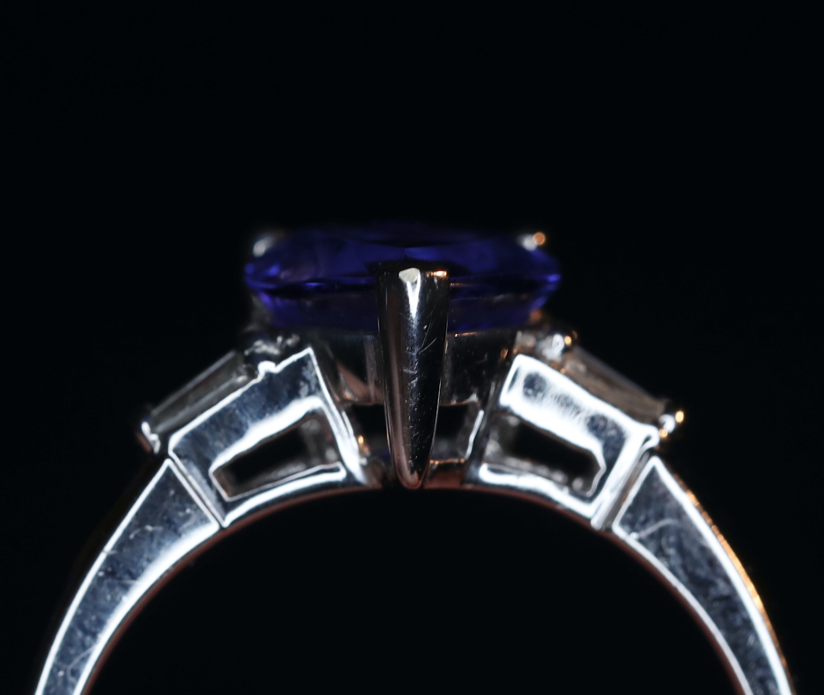 Balto aukso žiedas širdelė su tanzanitu bei deimantais