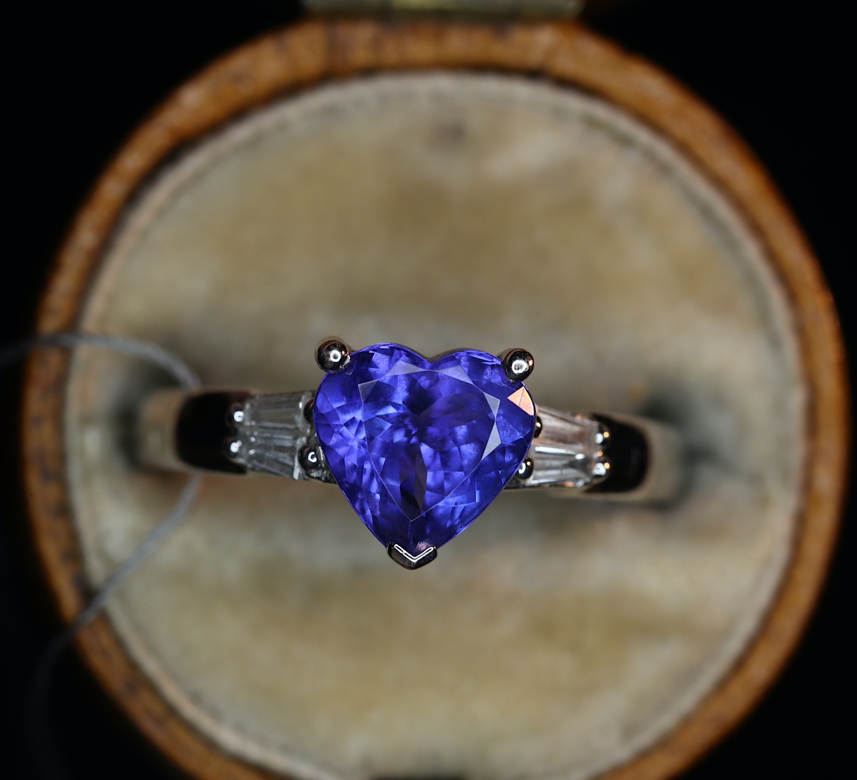 Balto aukso žiedas širdelė su tanzanitu bei deimantais