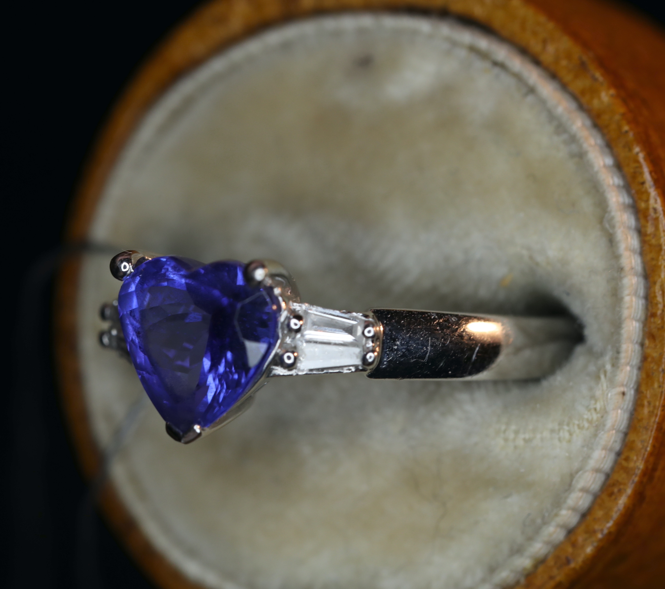 Balto aukso žiedas su tanzanitu ir deimantais