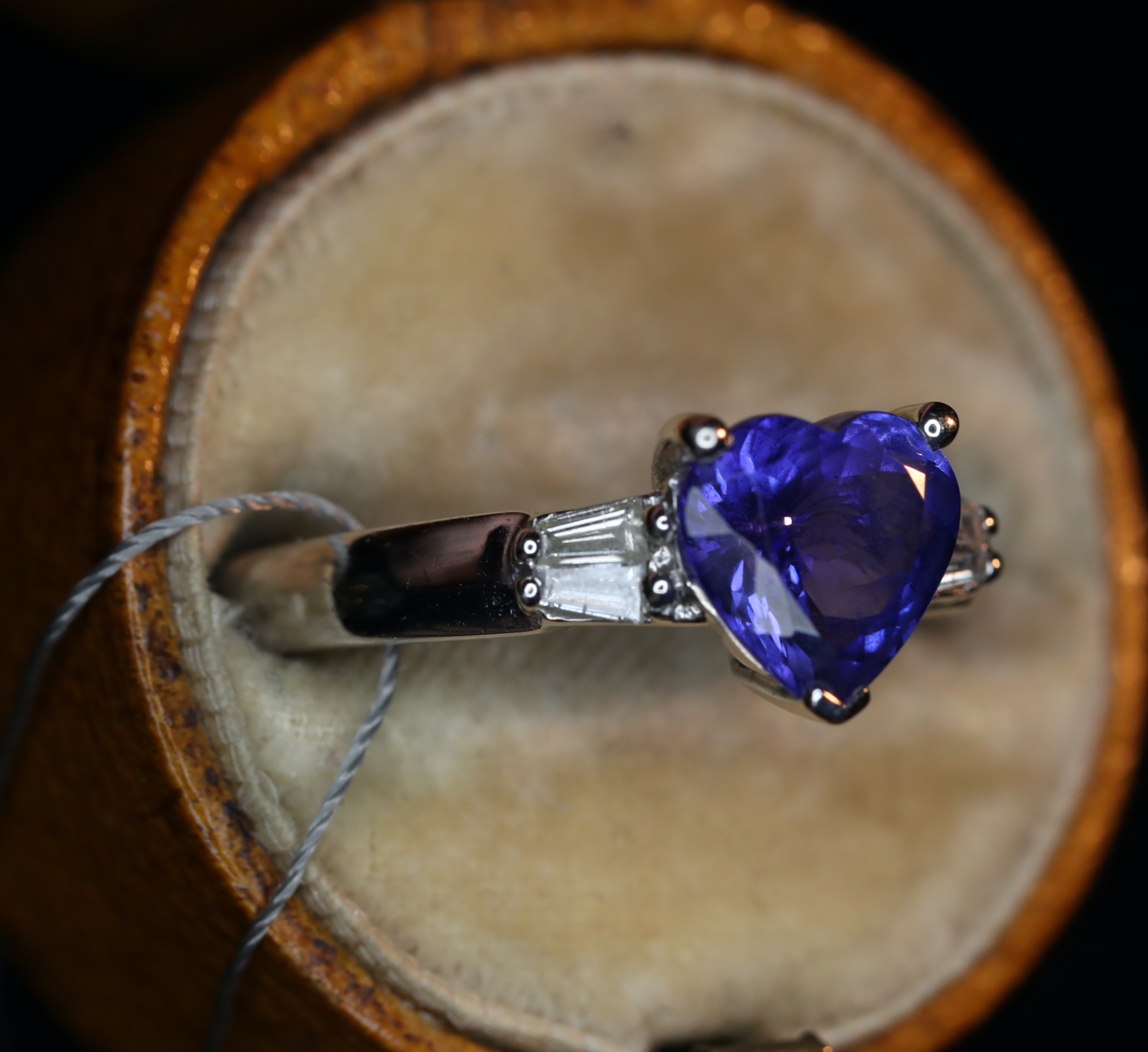 Balto aukso žiedas su tanzanitu ir deimantais