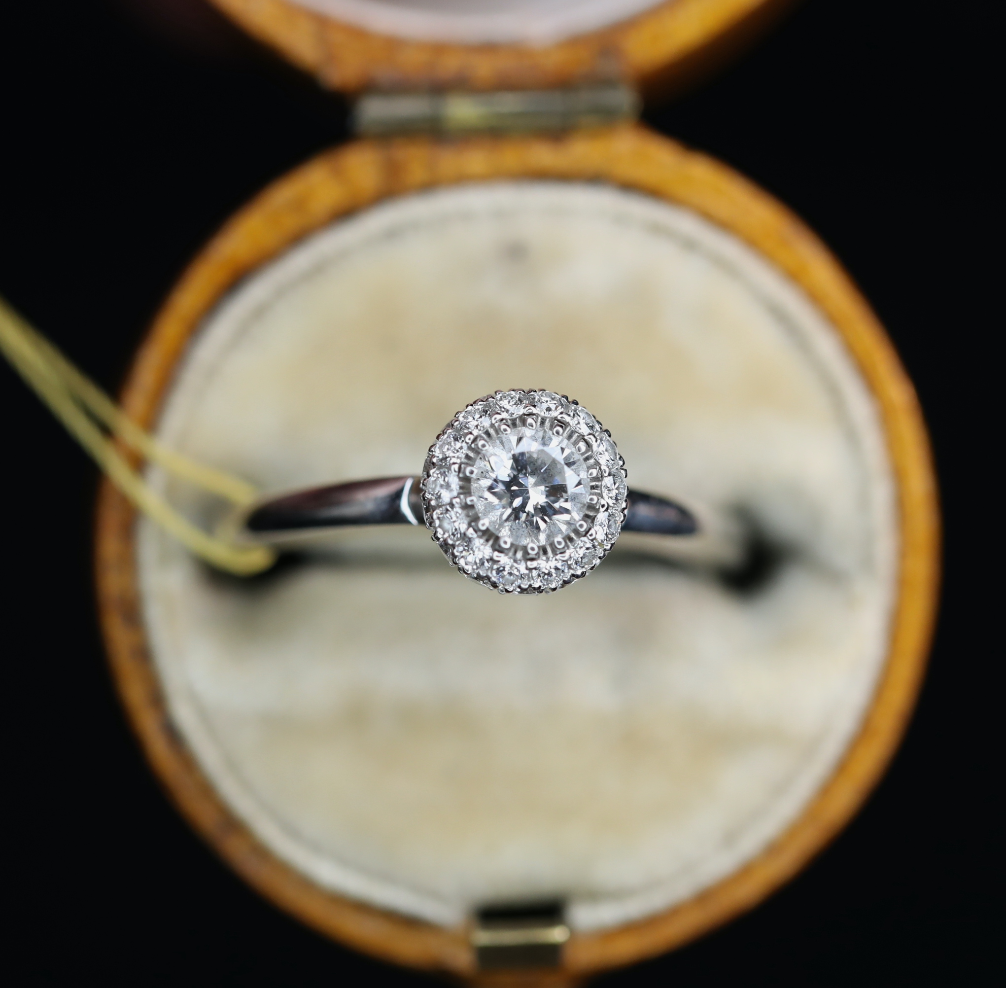 Balto aukso žiedas su deimantais