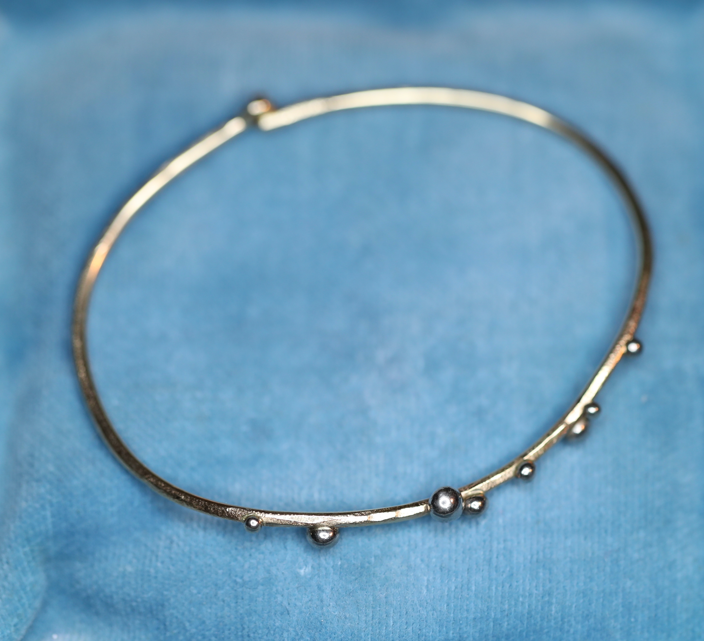 Geltono ir balto aukso apyrankė