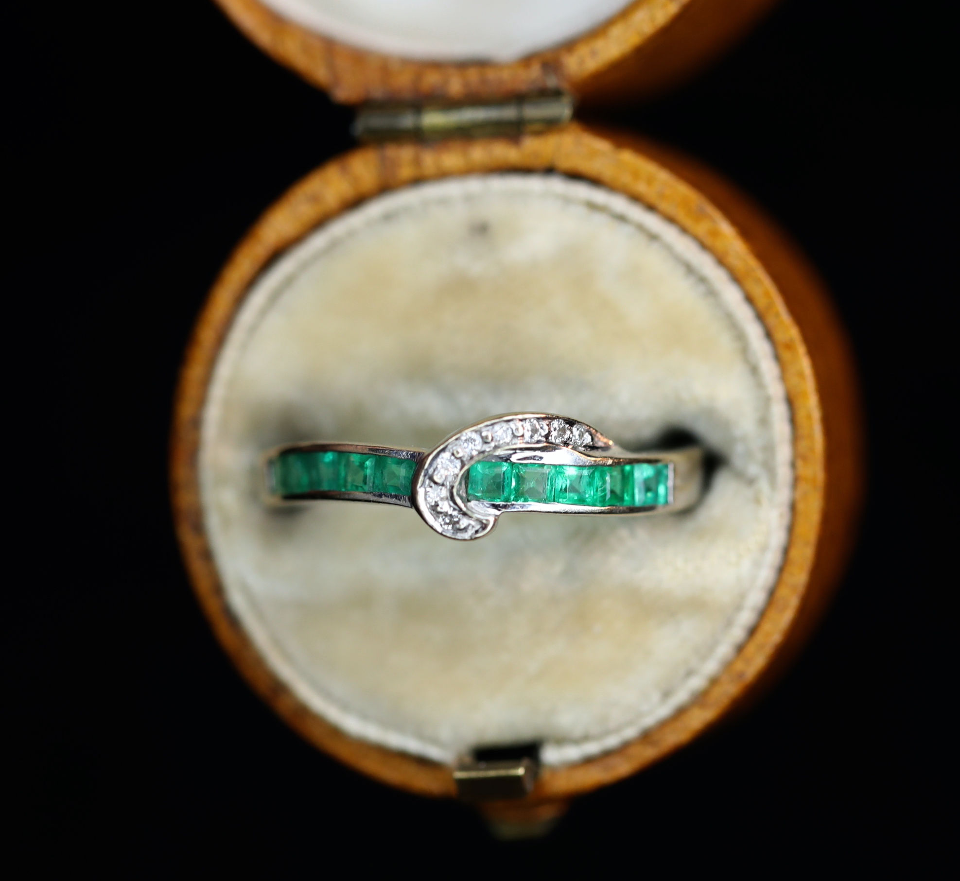 Balto aukso žiedas su smaragdais ir deimantais