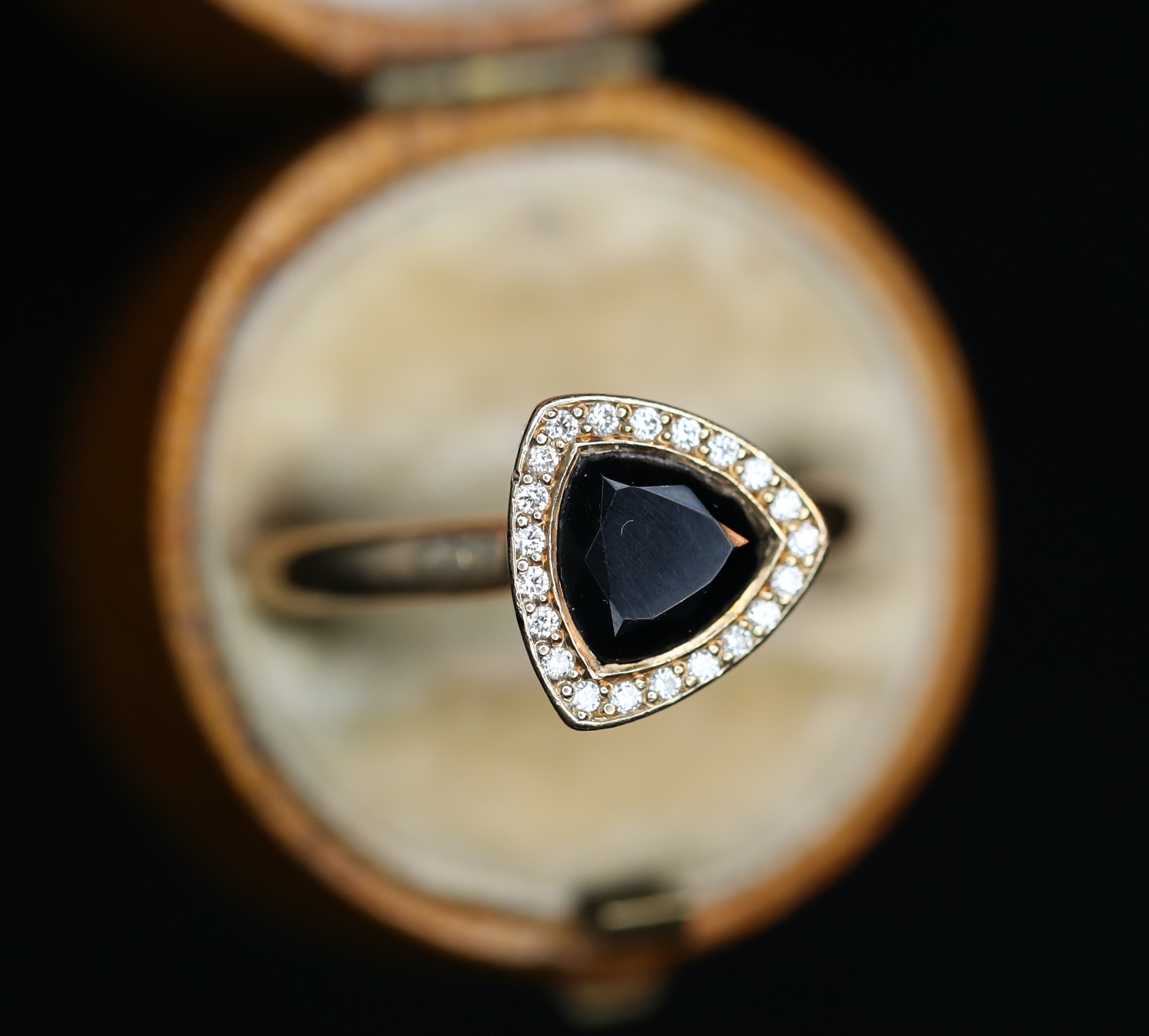 BRON geltono aukso žiedas su deimantais