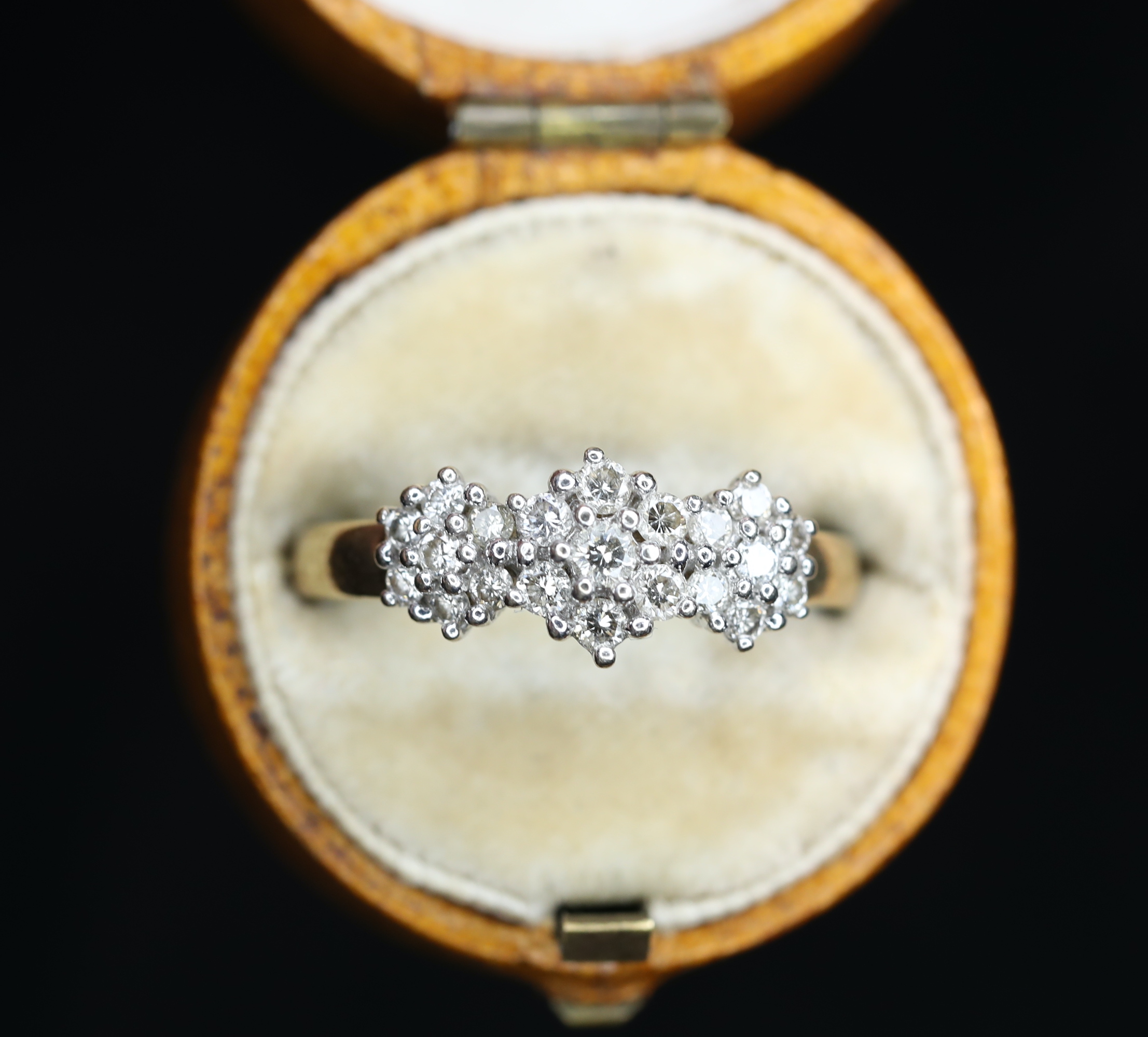 Geltono ir balto aukso žiedas su deimantais