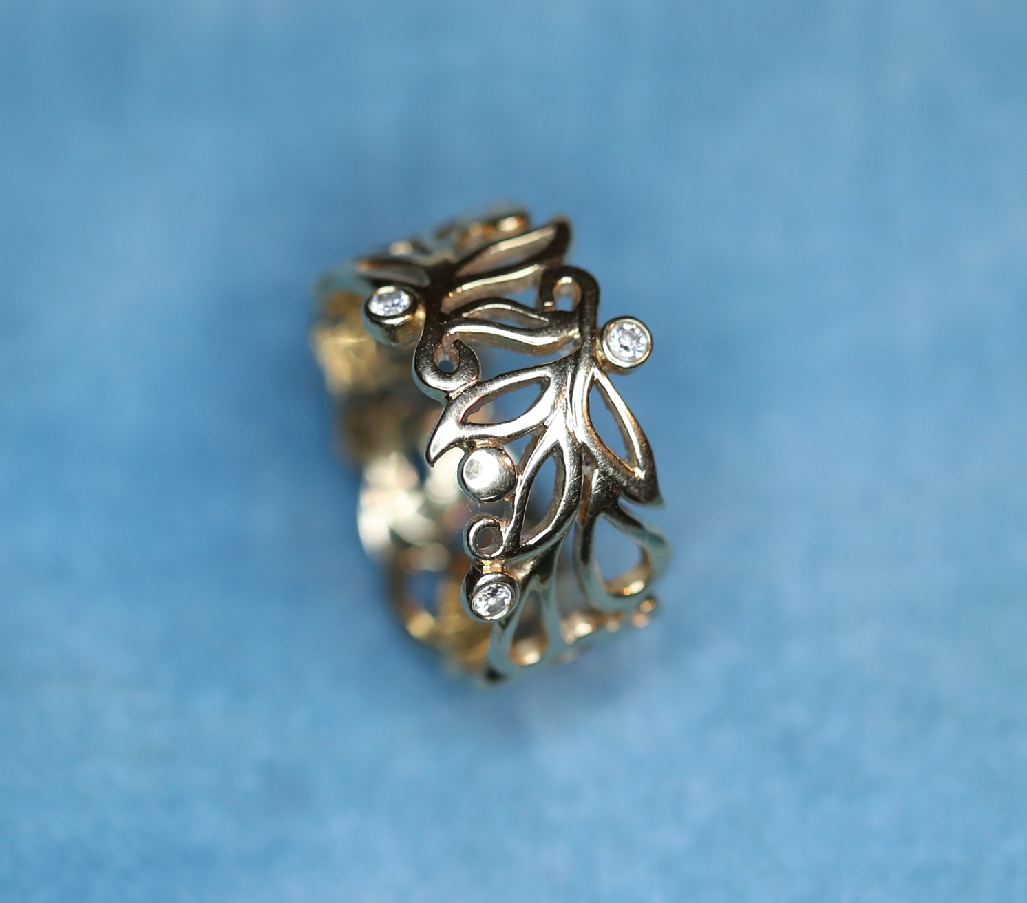 Geltono aukso žiedas su deimantais