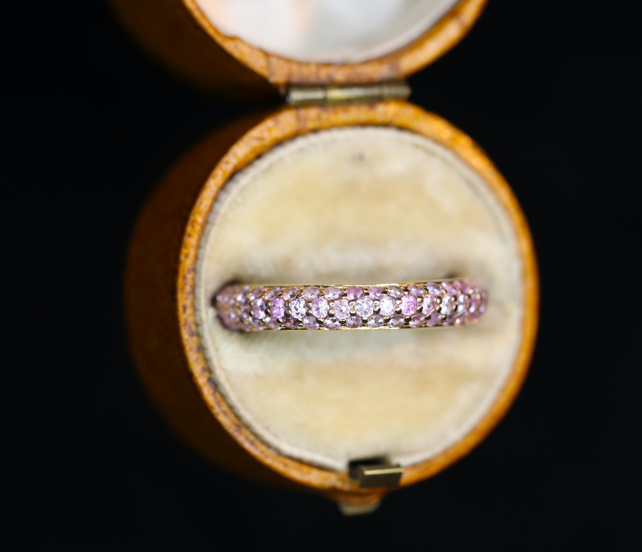 Geltono aukso žiedas su rožiniais safyrais