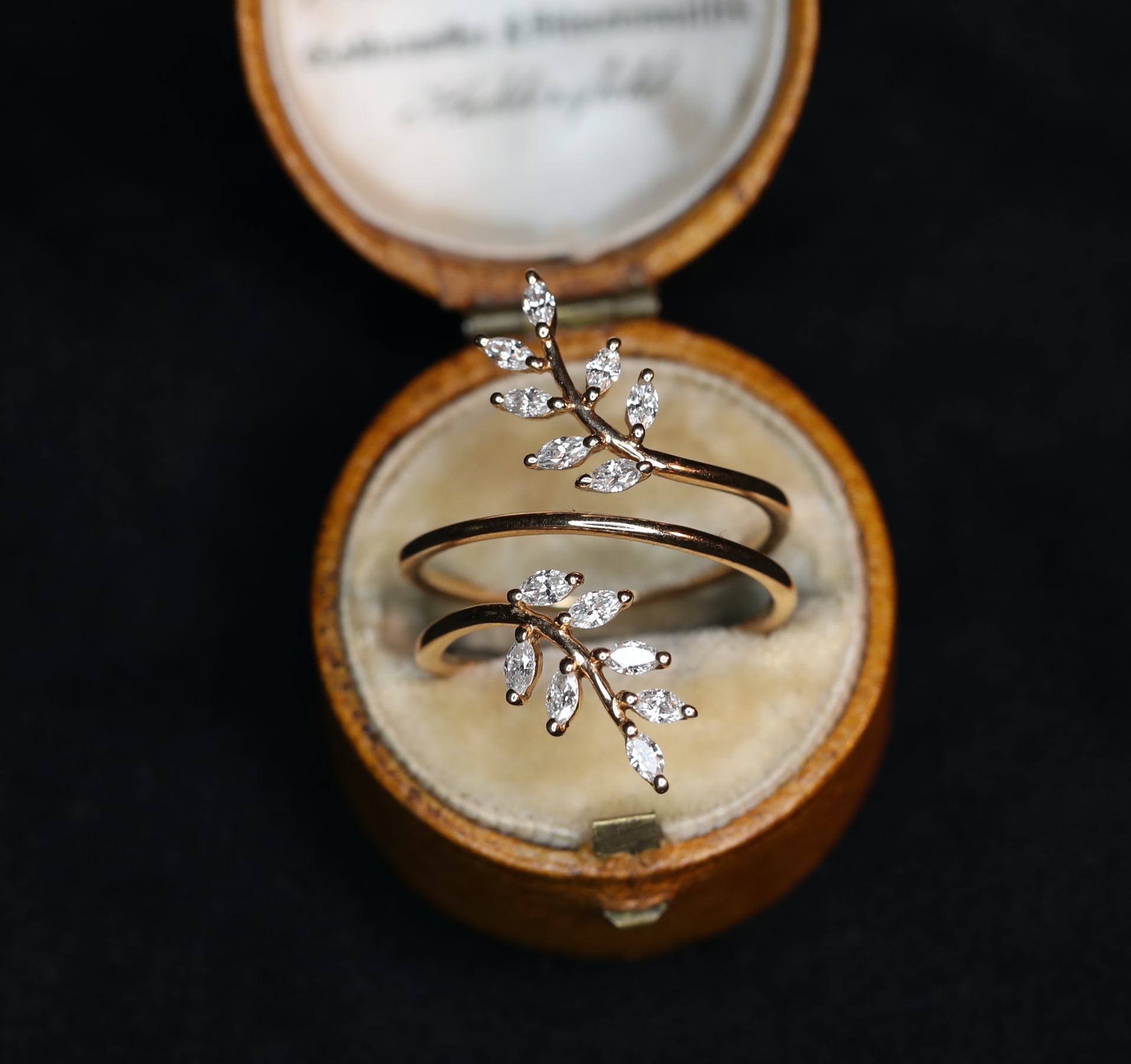 Rožinio aukso žiedas su deimantais