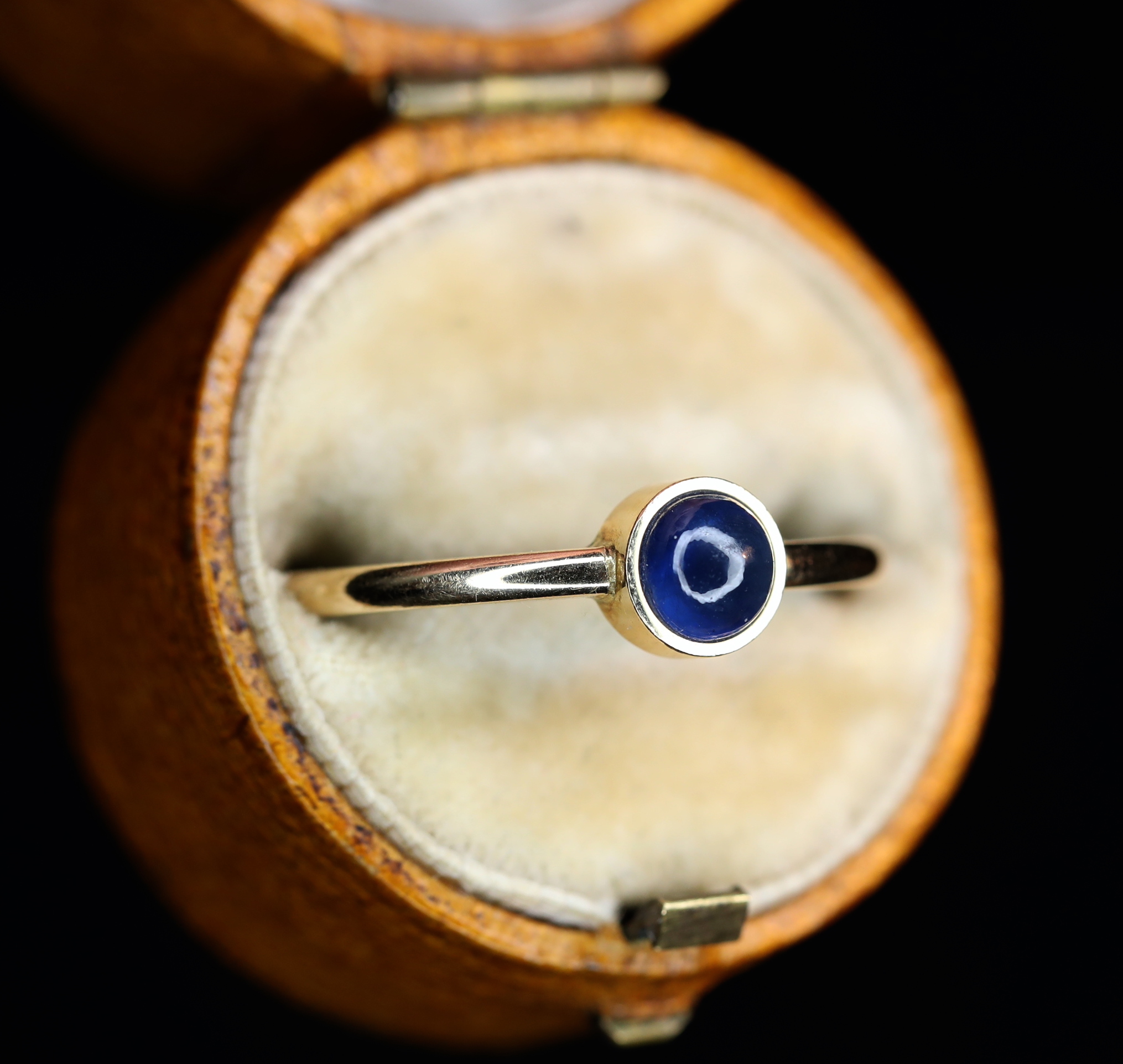 Geltono aukso žiedas su safyro kabašonu