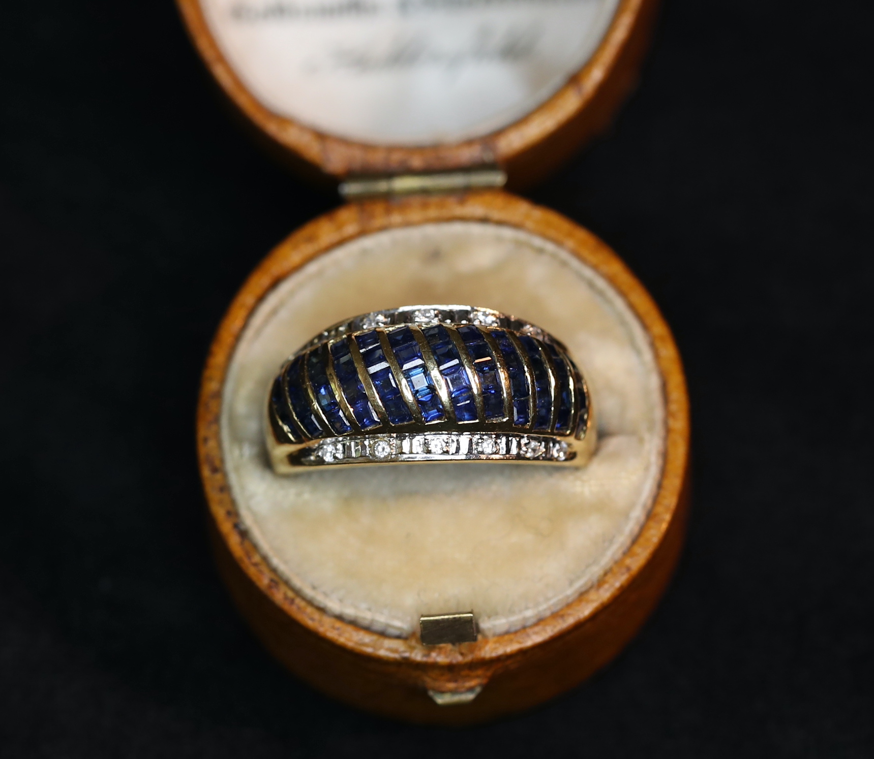 Auksinis žiedas su safyrais