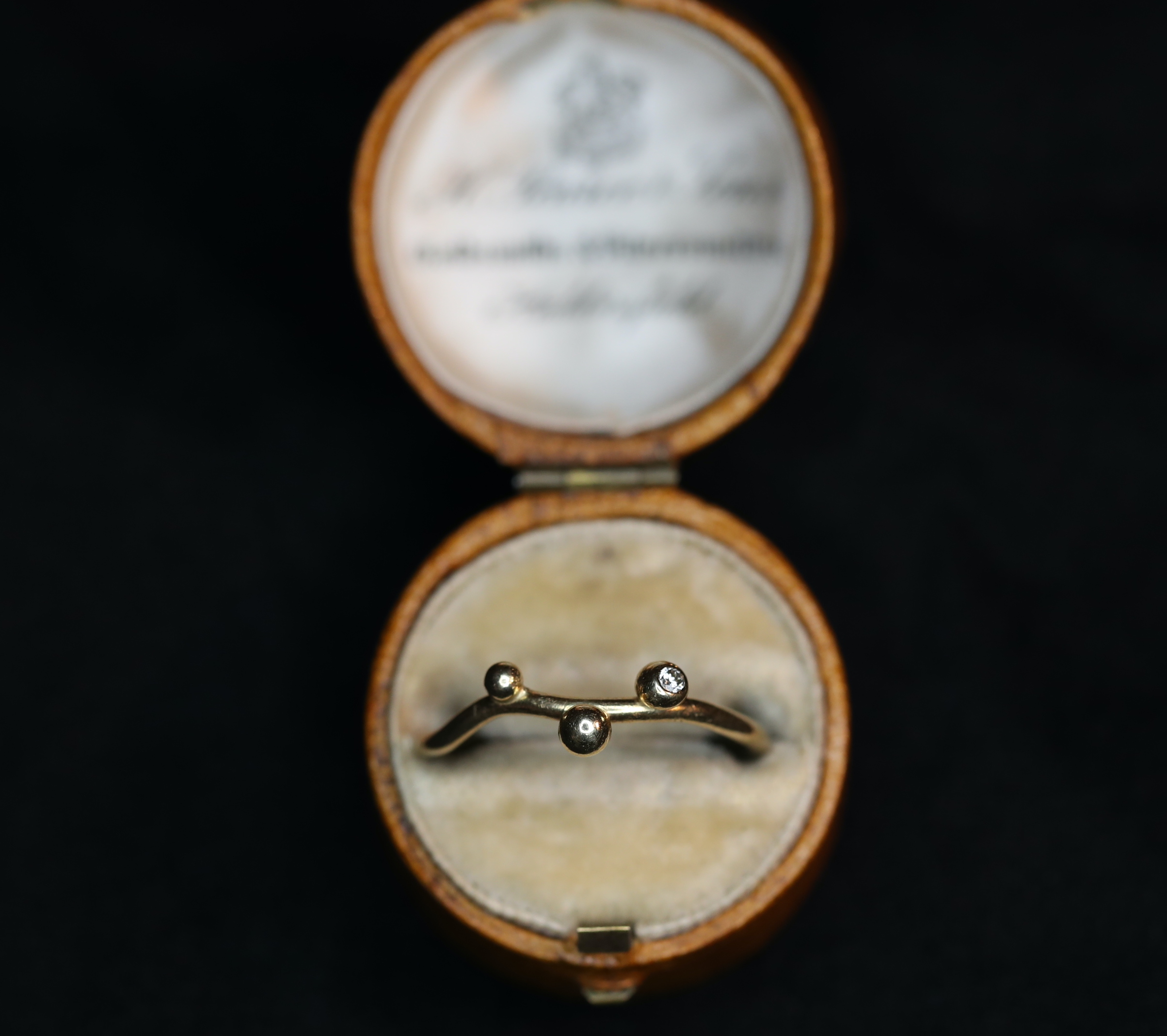 Geltono aukso žiedas su deimantu