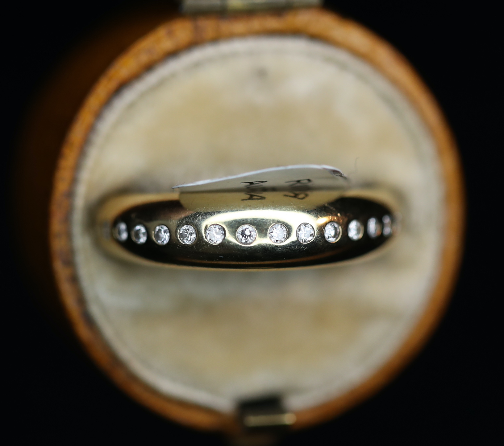 Geltono aukso žiedas su deimantais