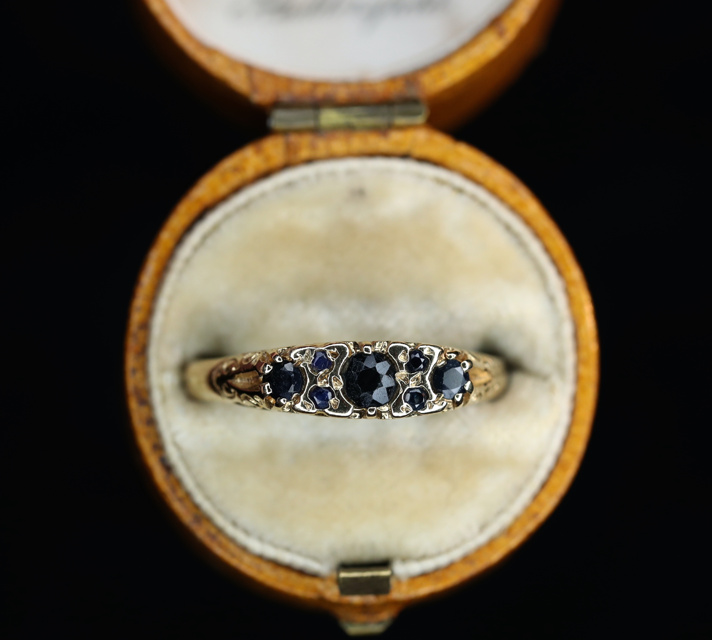 Geltono aukso žiedas su safyrais