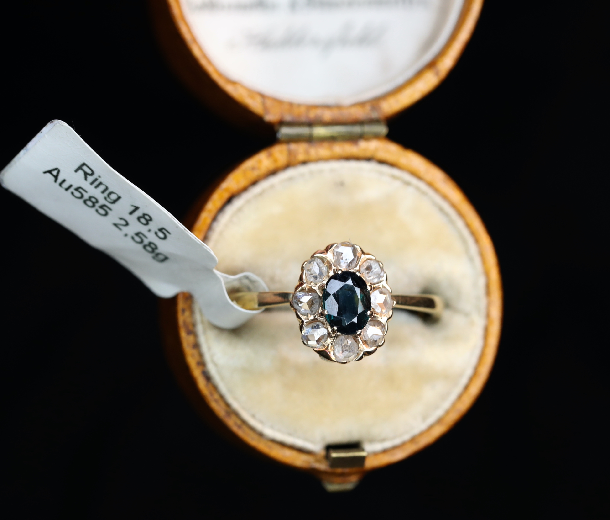 Geltono aukso žiedas su rožės šlifo deimantais ir safyru