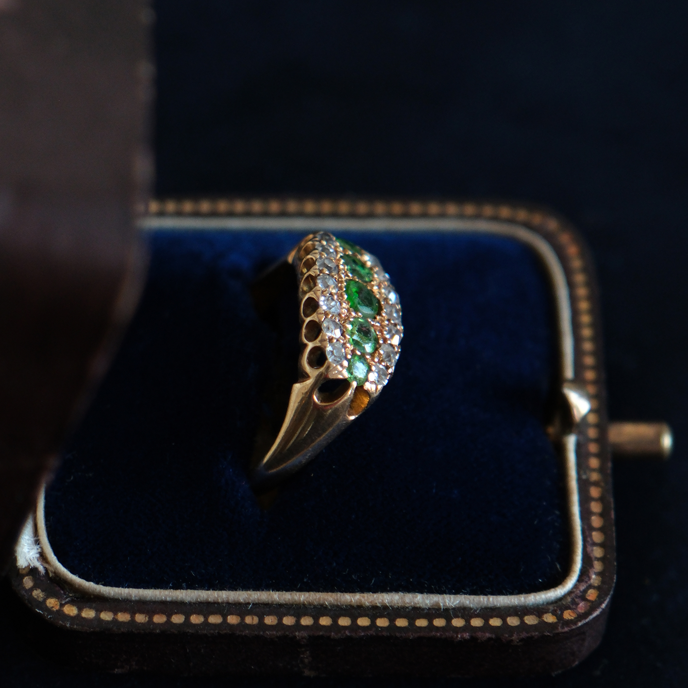 Geltono aukso žiedas su deimantais ir demantoidais