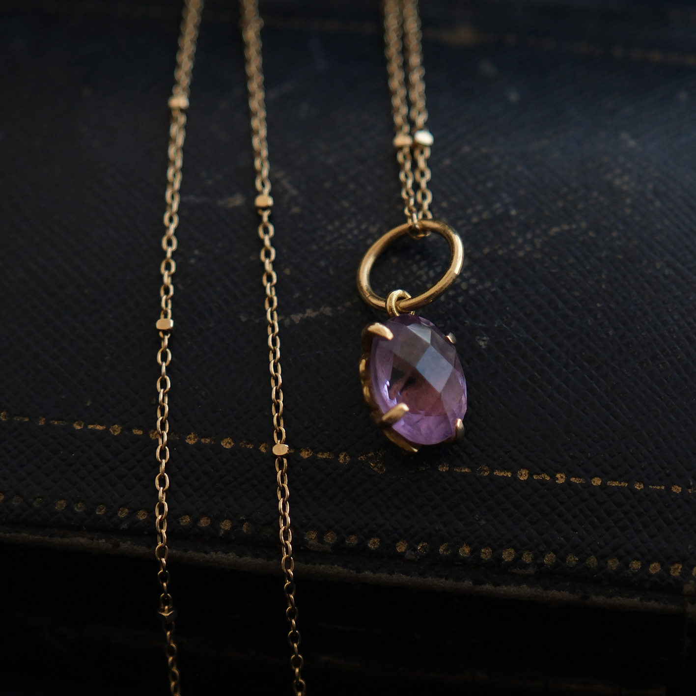 Geltono aukso Carre pakabukas su ametistu