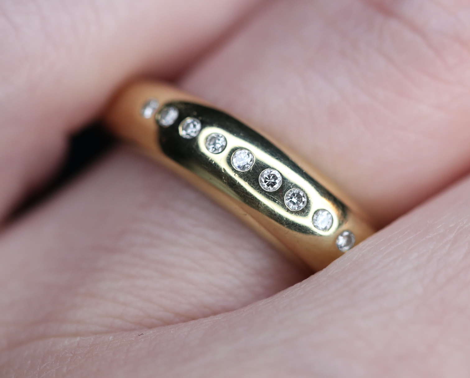 Geltono aukso žiedas su deimantais