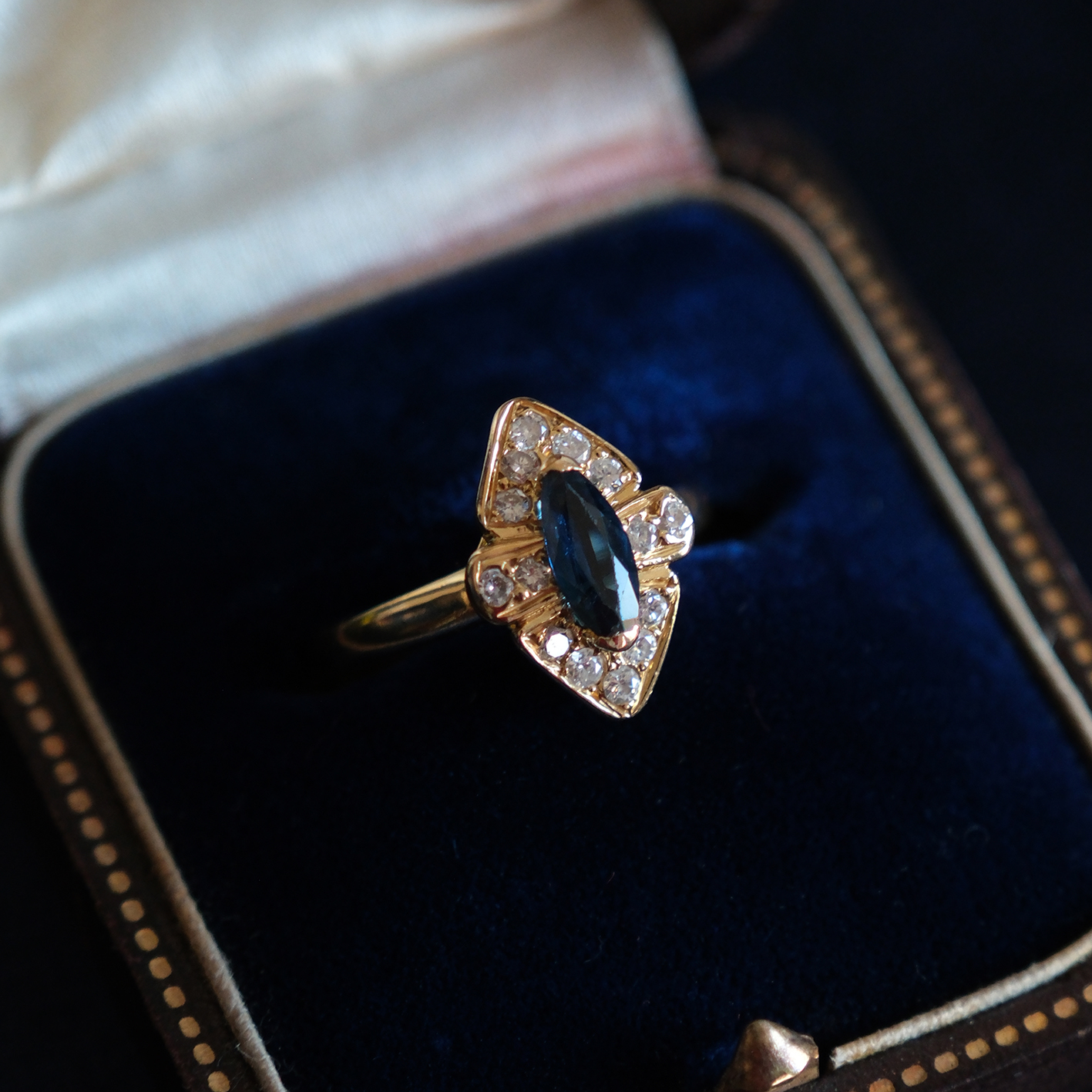 Art Deco geltono aukso žiedas su safyru ir deimantais