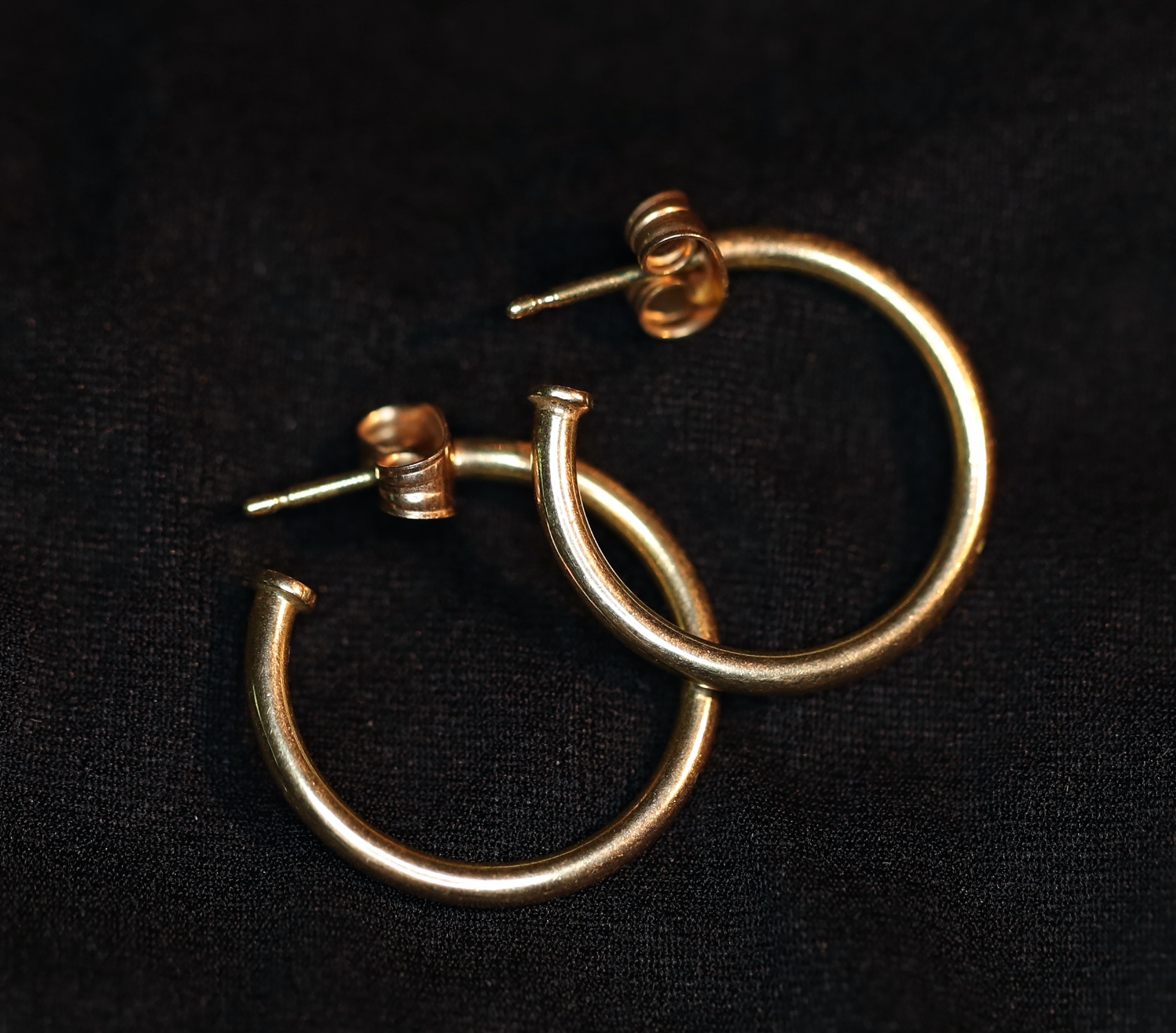 Auksiniai auskarai su deimantais