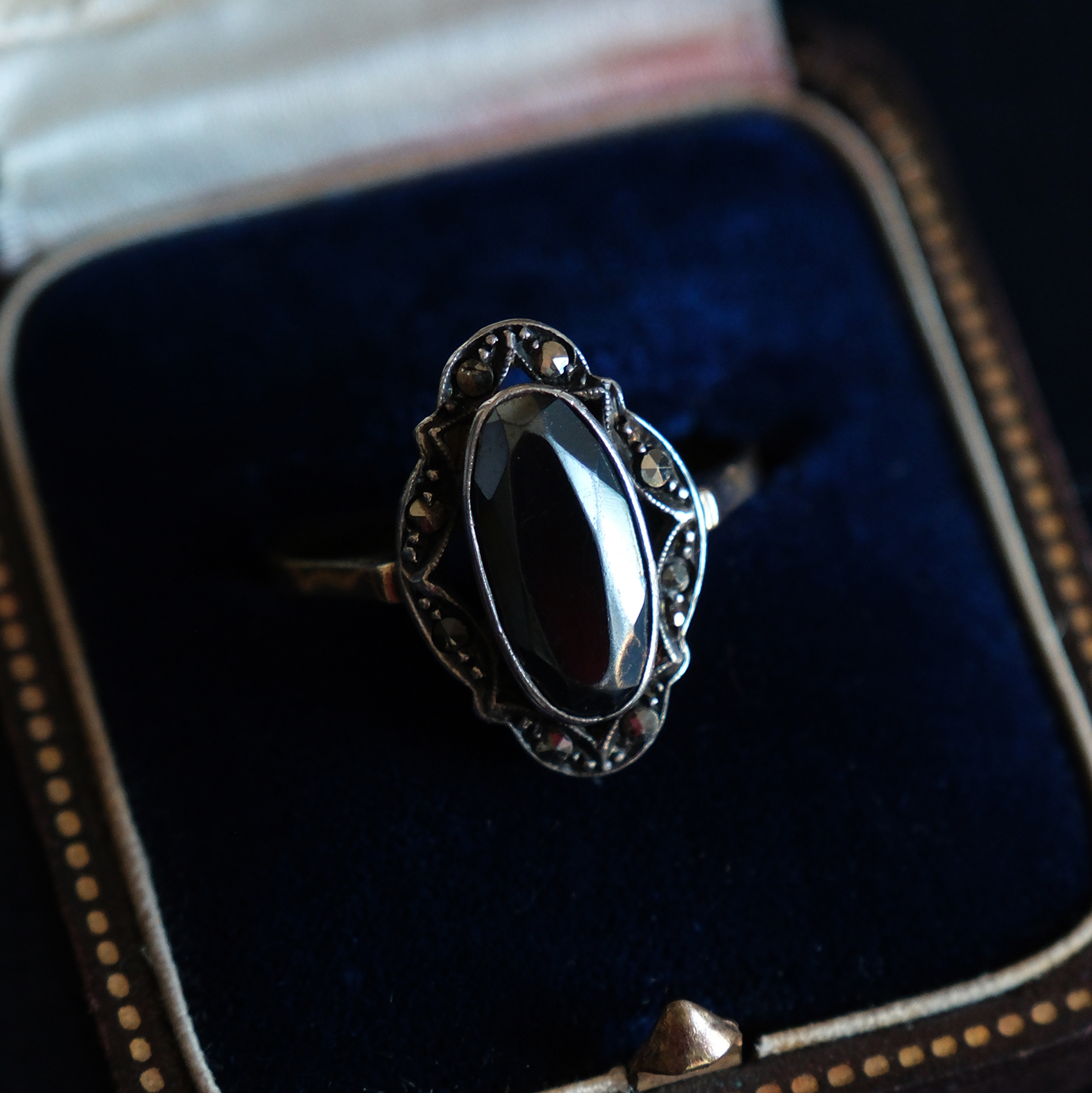 Geltono aukso ir sidabro žiedas su markazitais