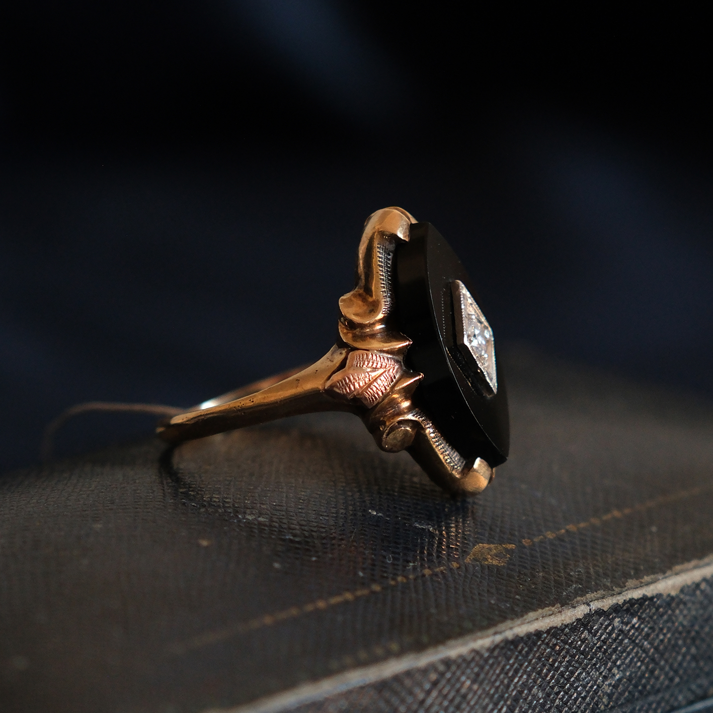 Aukso žiedas su deimantu ir chalcedono plokštele