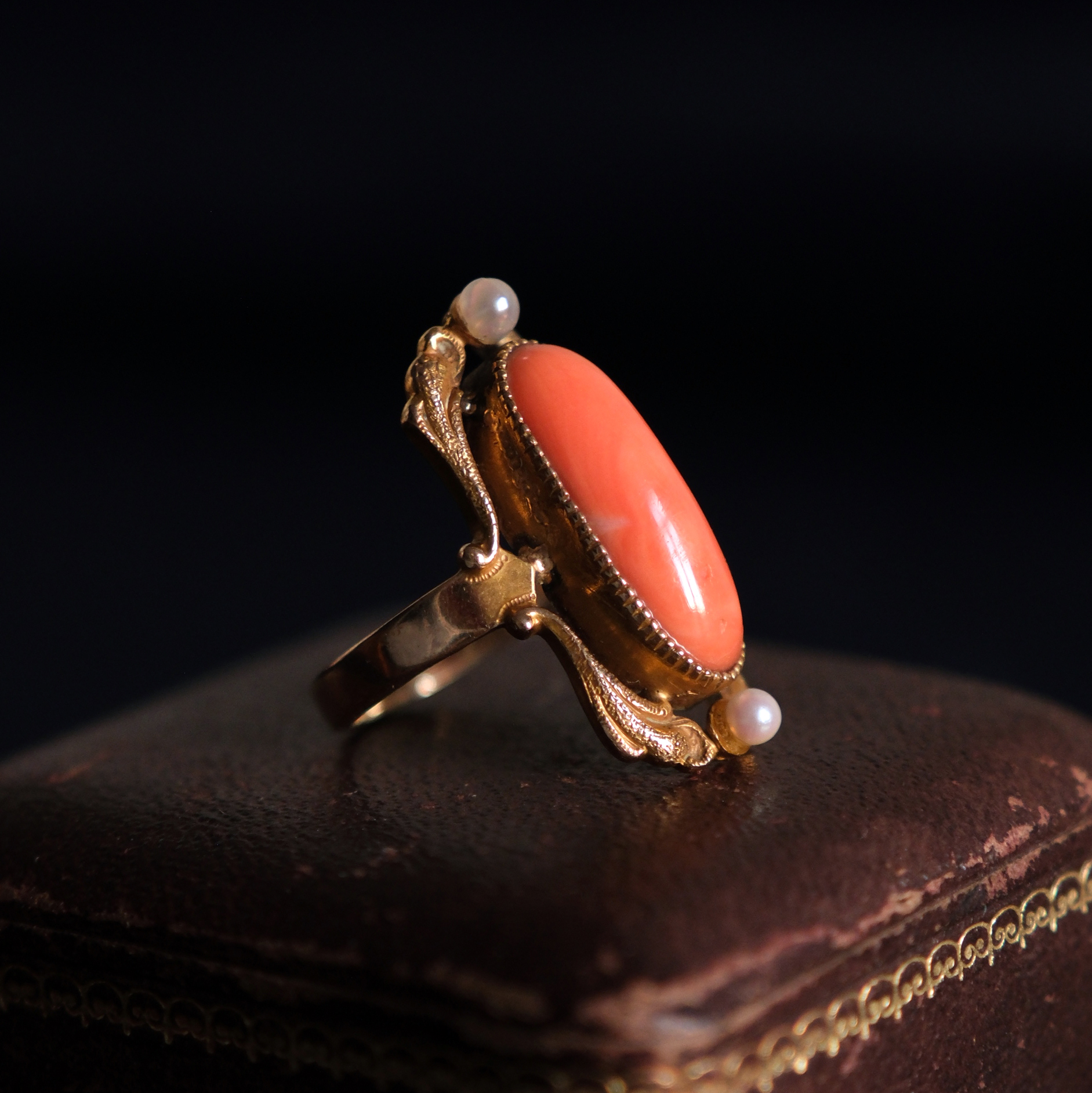 Geltono aukso žiedas su koralo ir perlų kabašonais