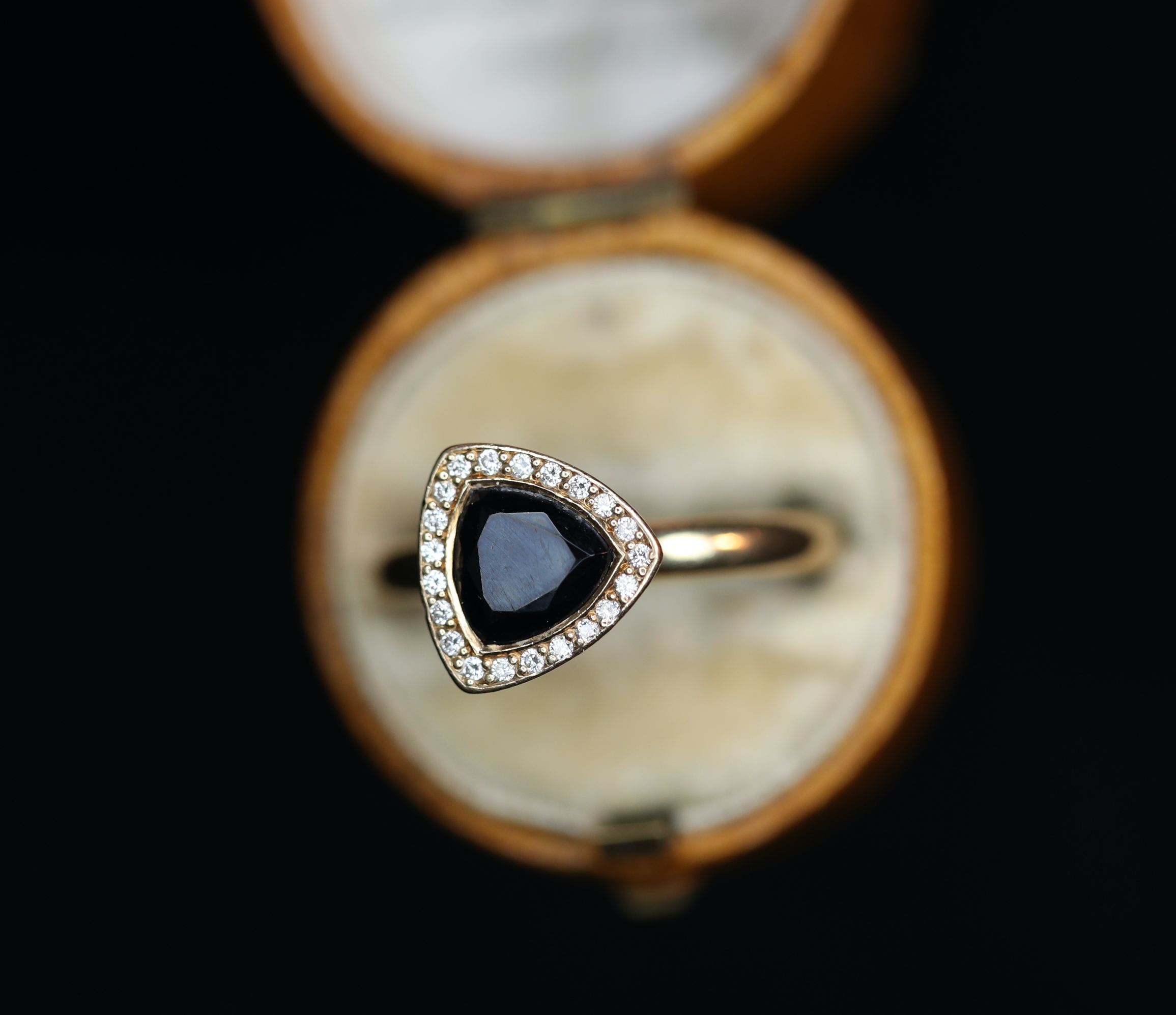 BRON geltono aukso žiedas su deimantais