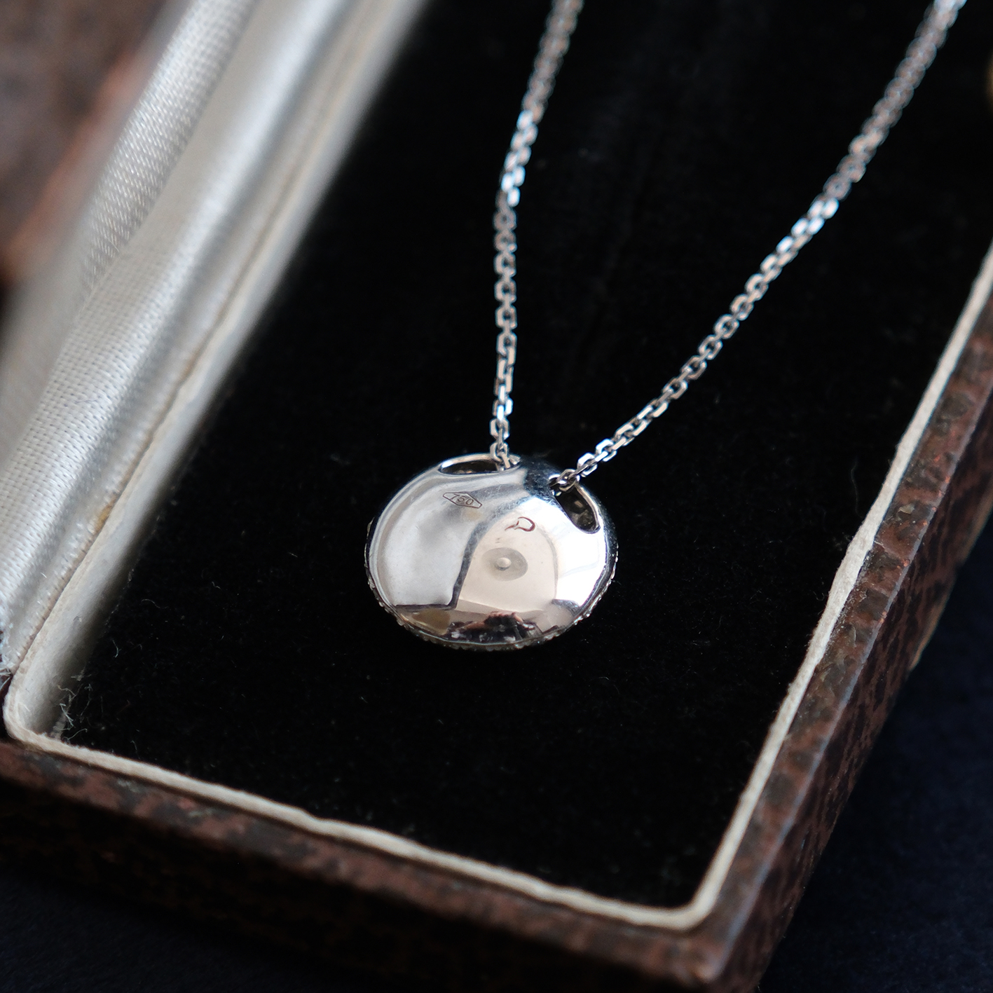 Balto aukso pakabukas su baltais ir juodais deimantais