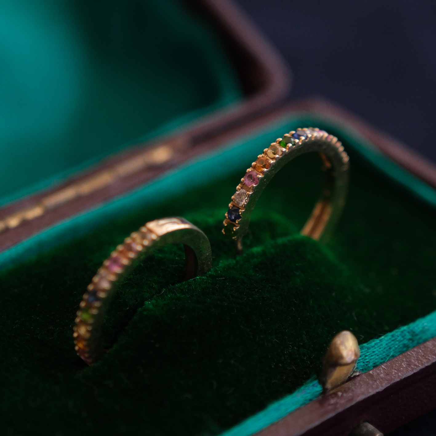 Geltono aukso auskarai su įvairiaspalviais brangakmeniais