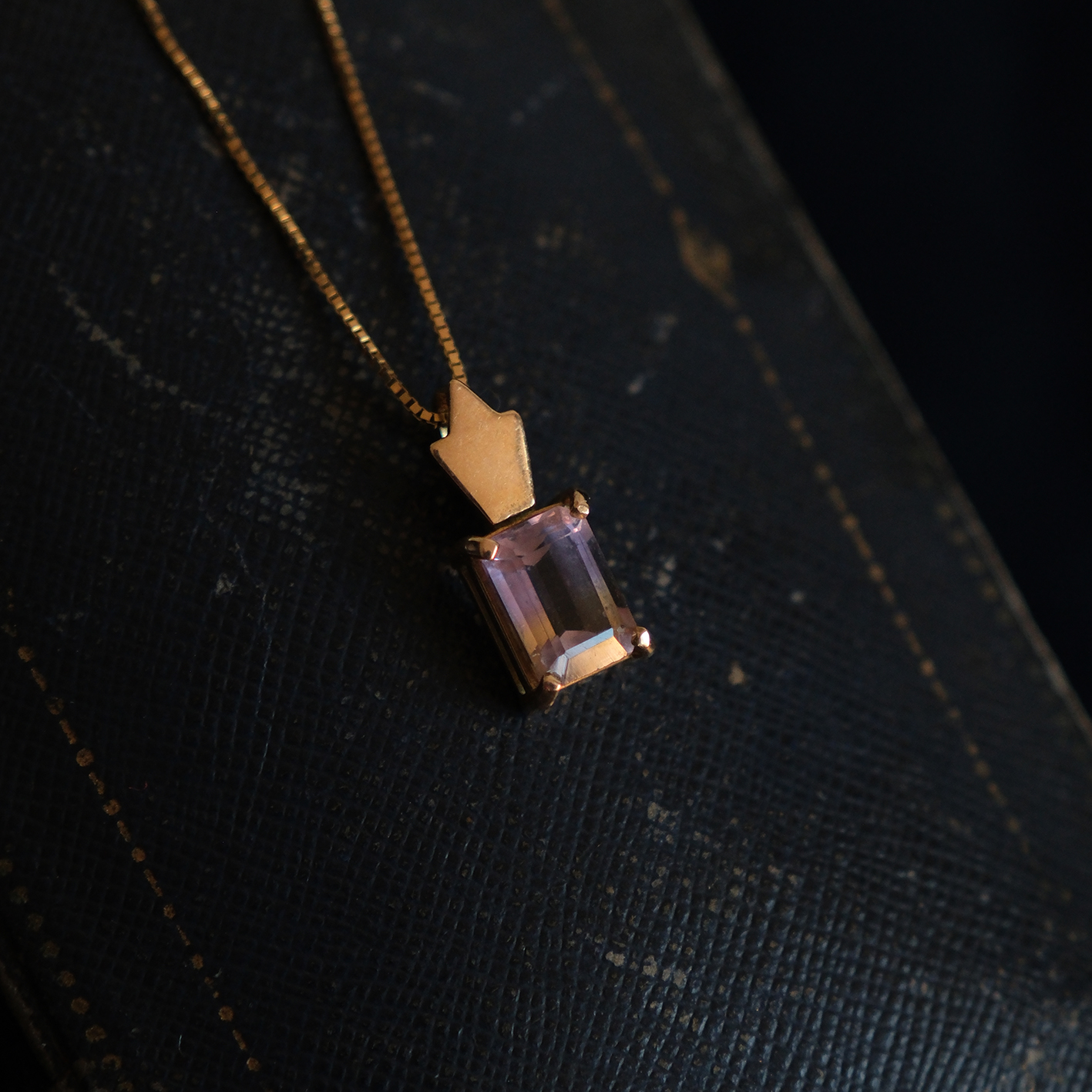 Geltono aukso pakabukas su ametrinu