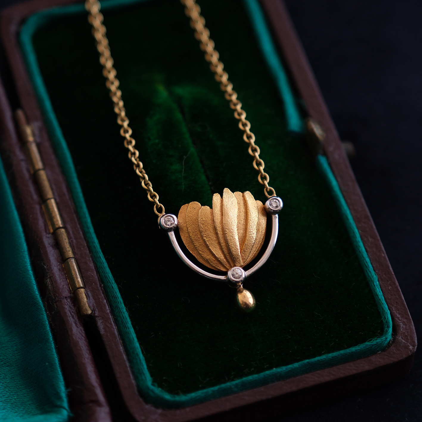 SOLD Geltono ir balto aukso pakabukas su deimantais