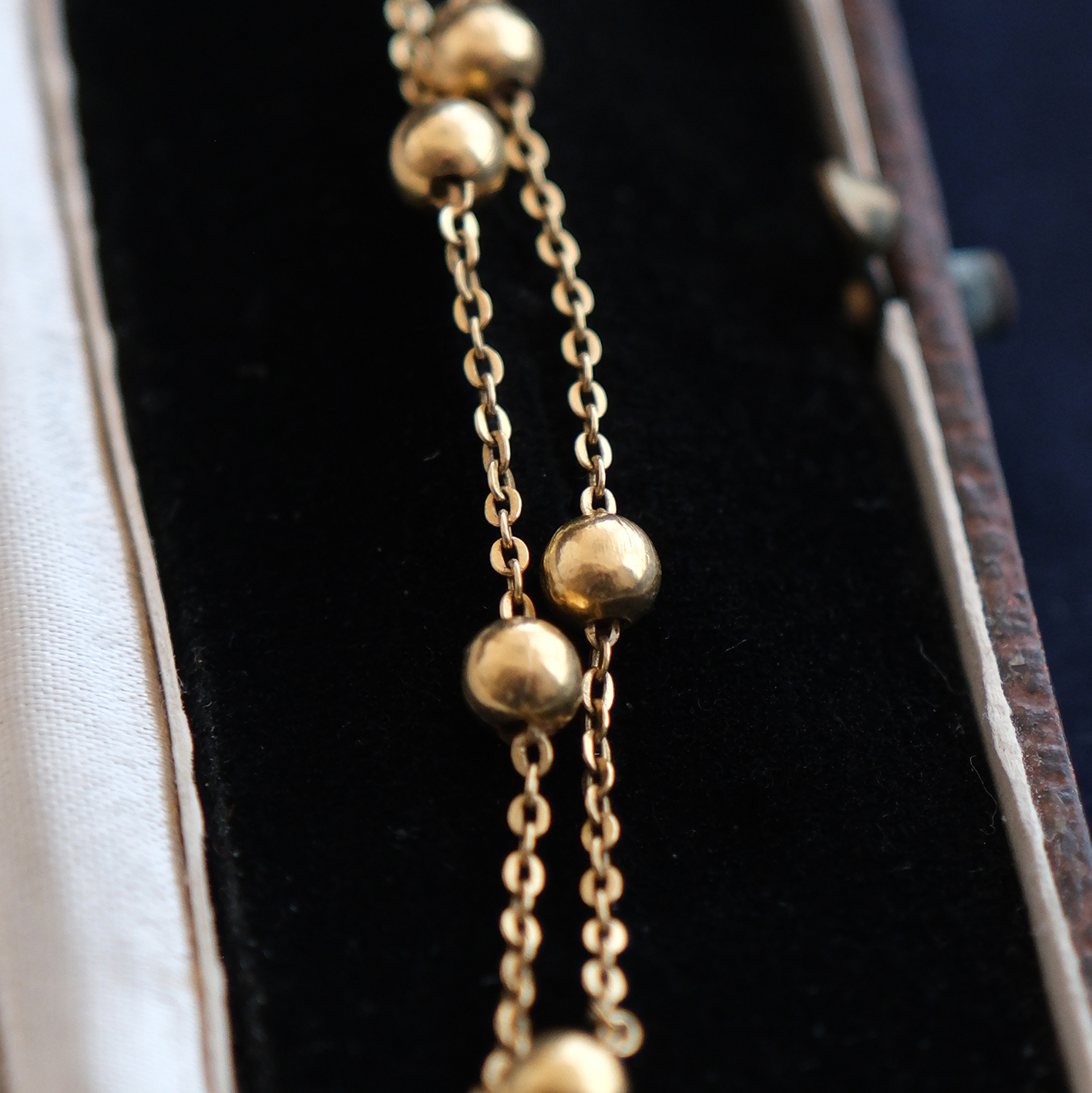 Geltono aukso grandinėlė su burbuliukais