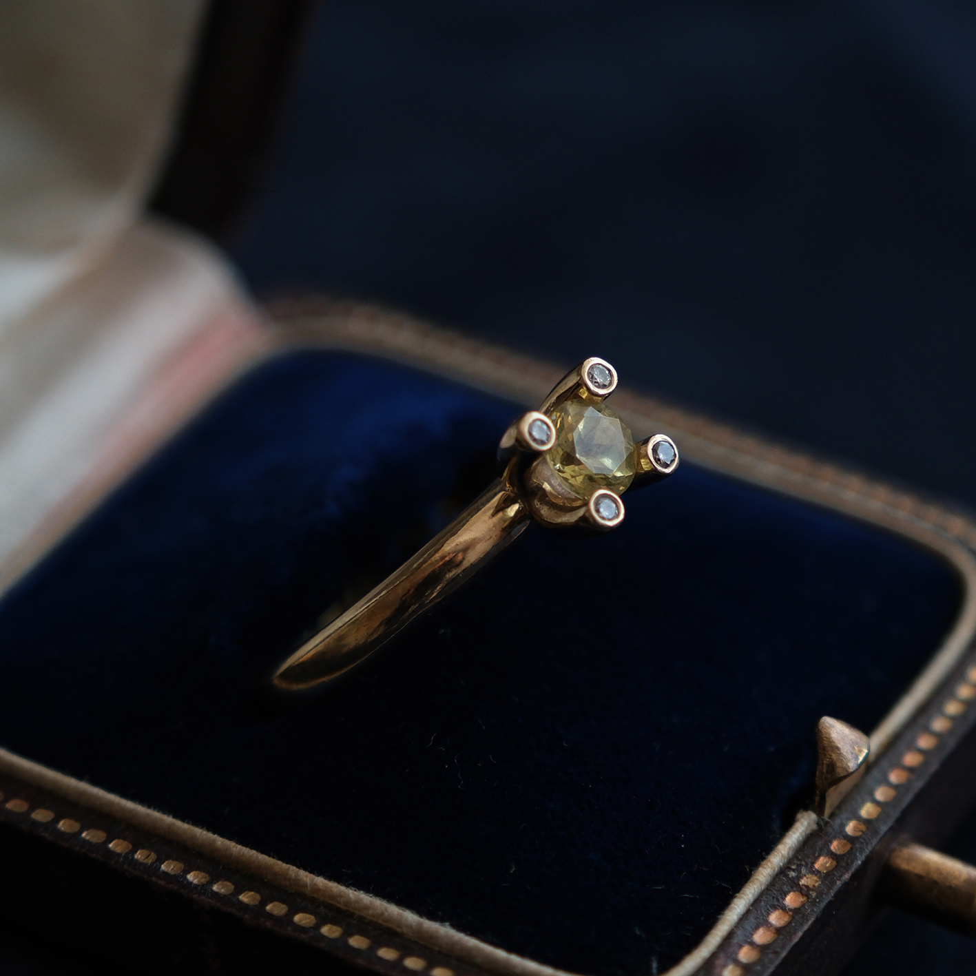 Geltono aukso žiedas su peridotu ir deimantais