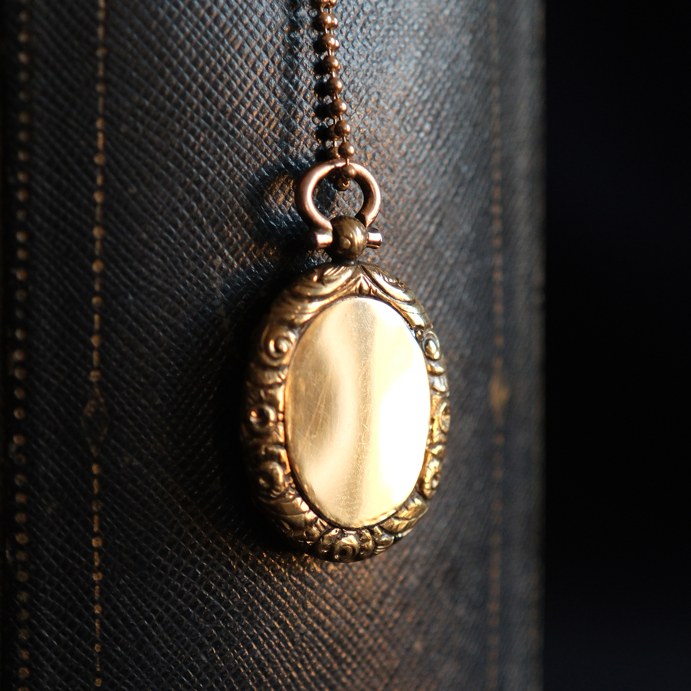 Geltono aukso atsidarantis pakabukas