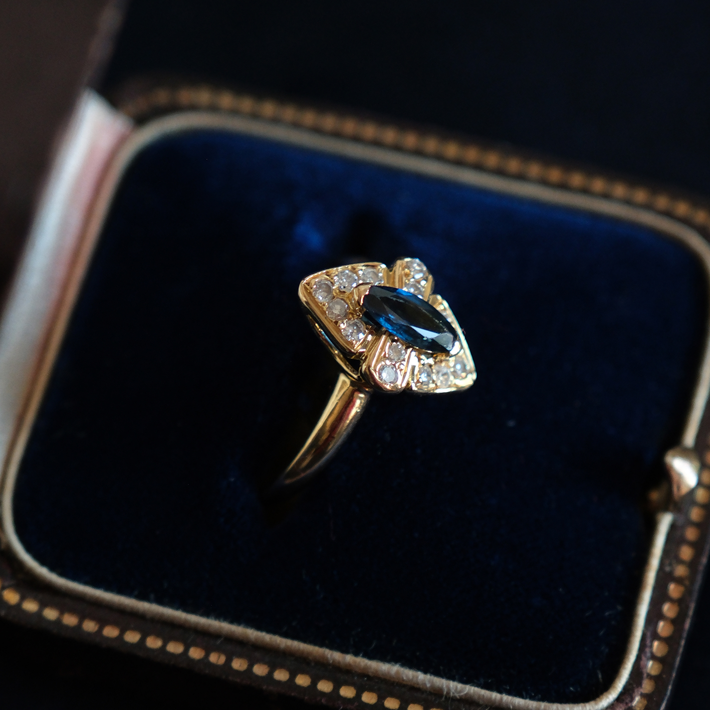 Art Deco geltono aukso žiedas su safyru ir deimantais