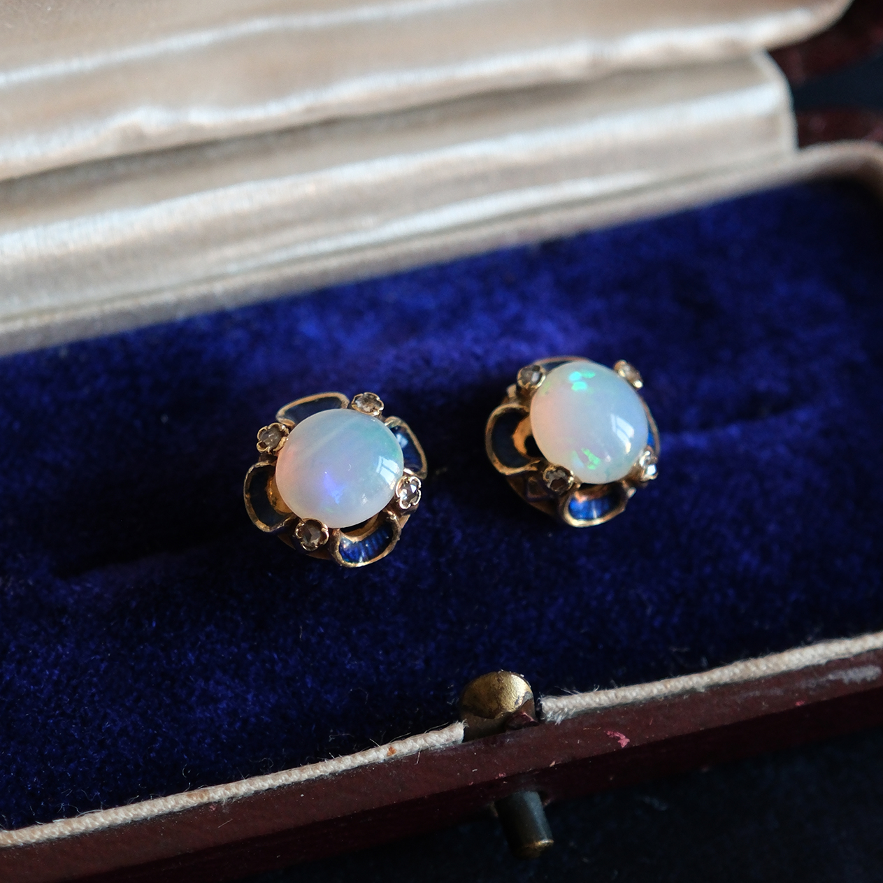 Geltono aukso auskarai su opalais ir deimantais