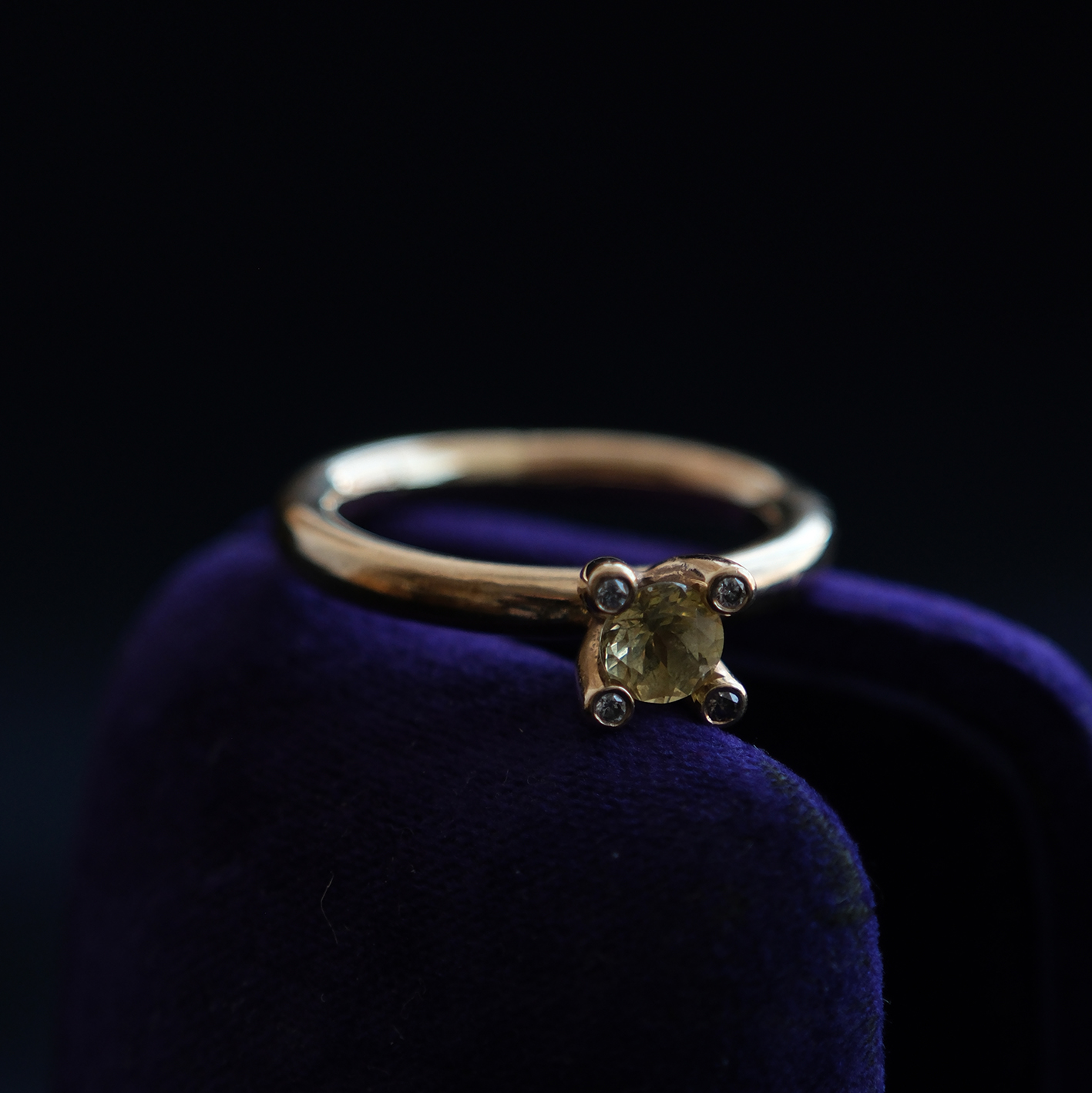 Geltono aukso žiedas su peridotu ir deimantais