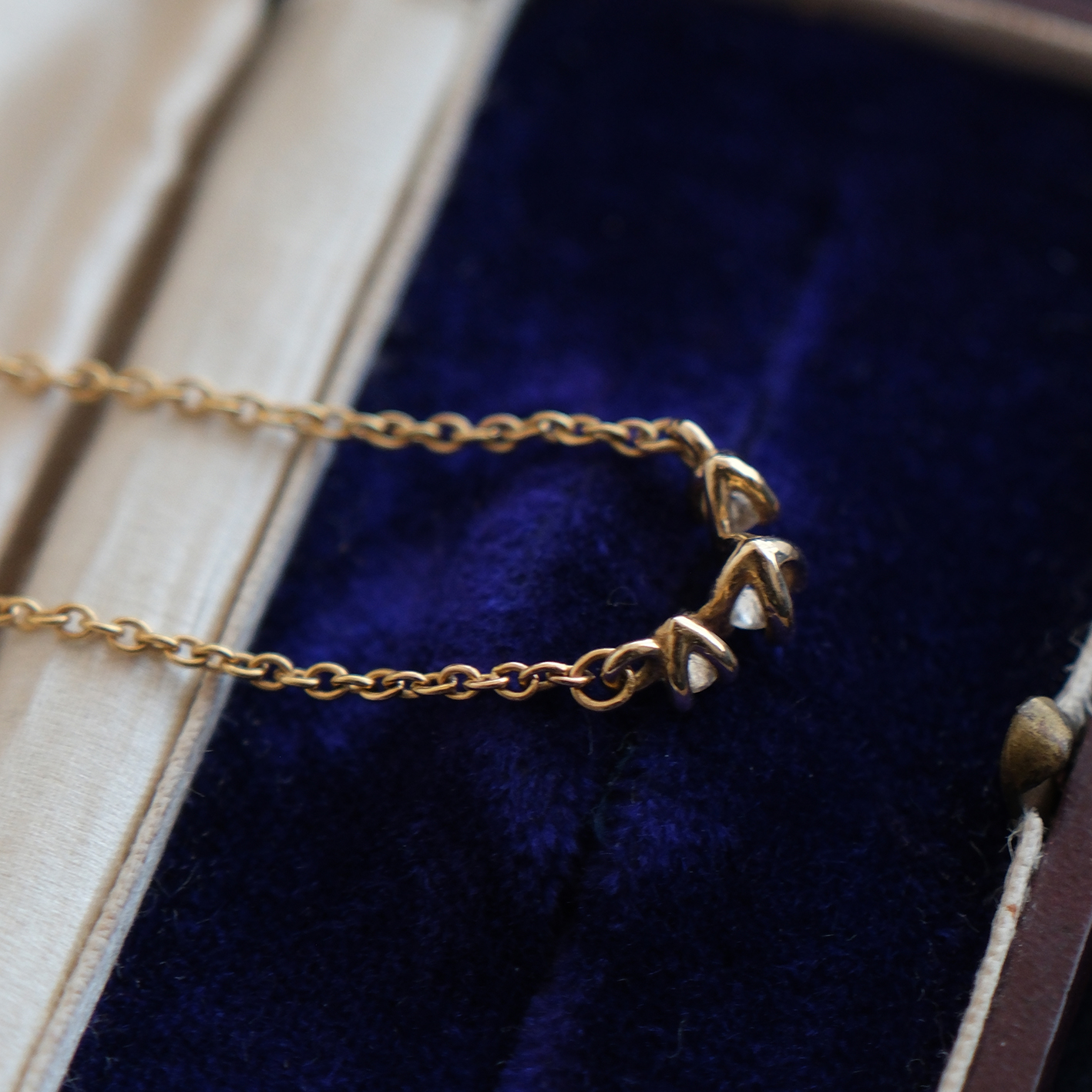 Geltono aukso kolje su deimantais