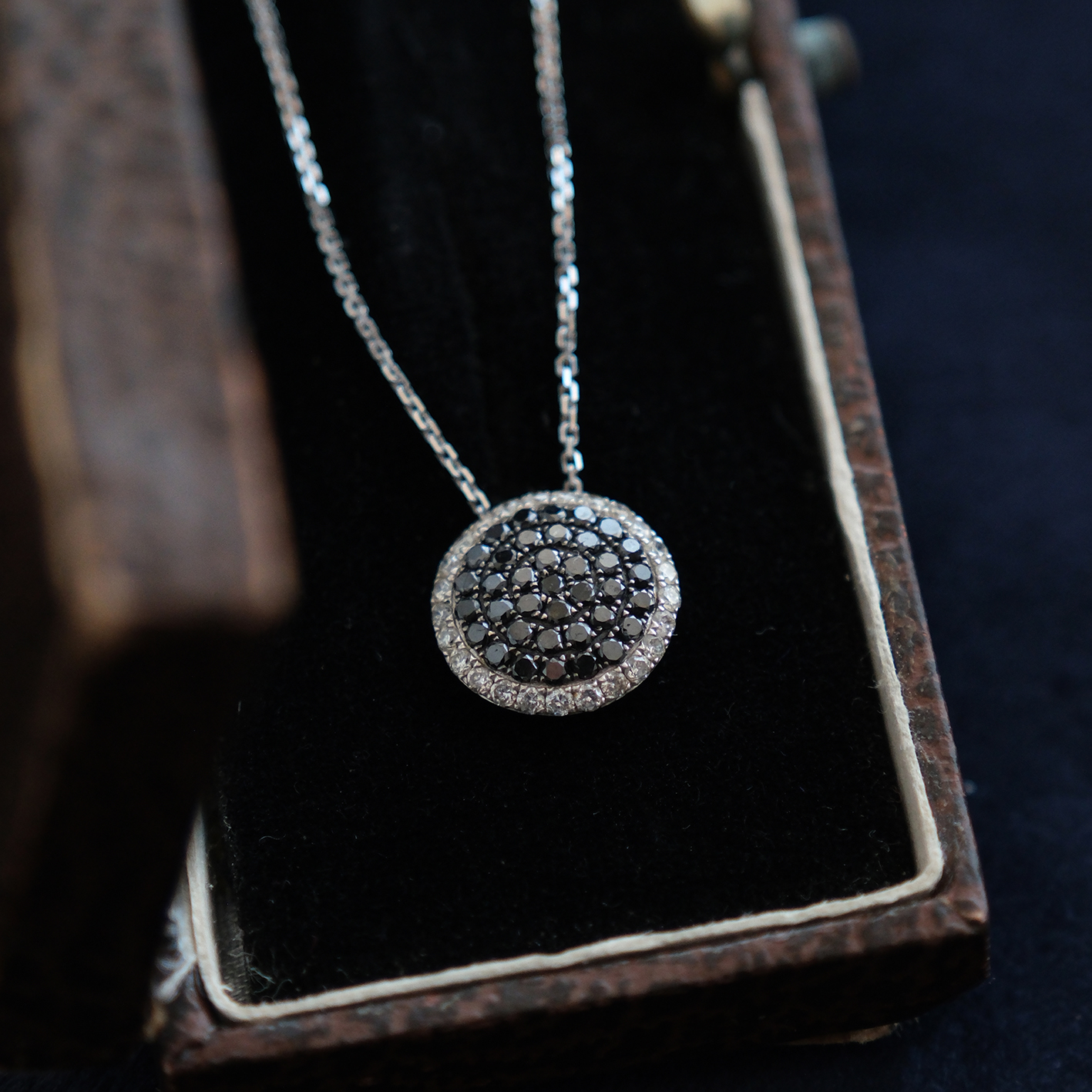 Balto aukso pakabukas su baltais ir juodais deimantais