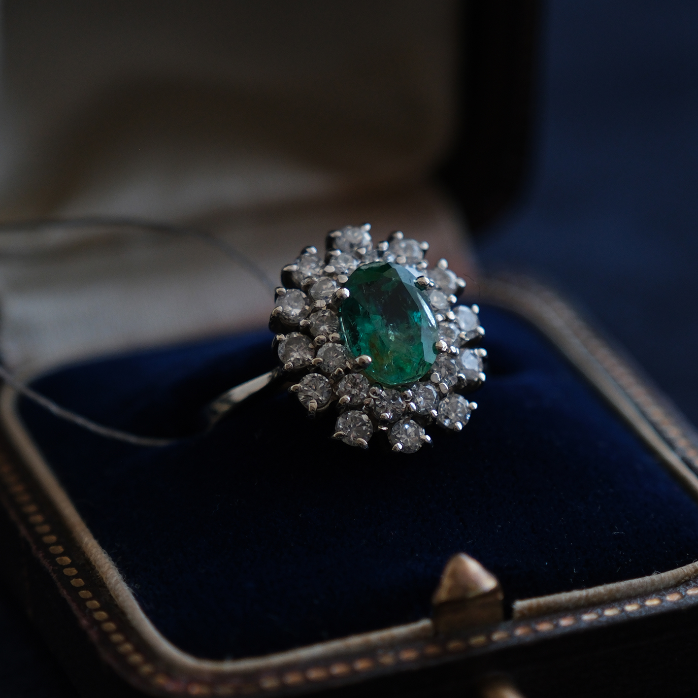 Balto aukso žiedas su smaragdu ir deimantais