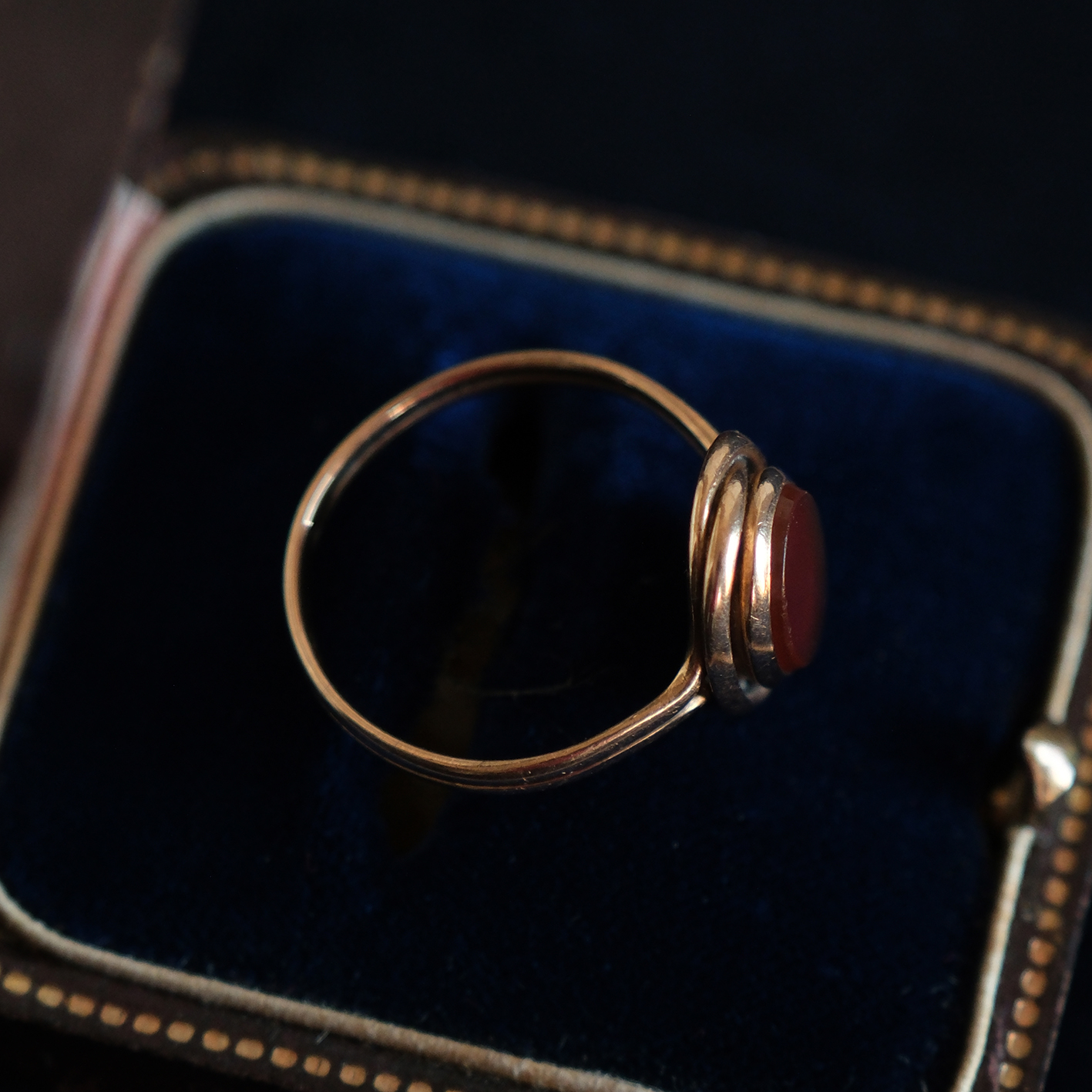 Rausvo aukso žiedas su kvarco plokštele