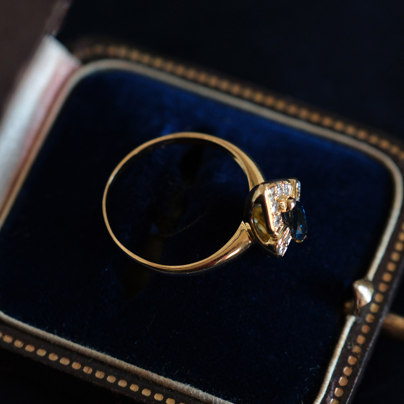 Art Deco geltono aukso žiedas su safyru ir deimantais