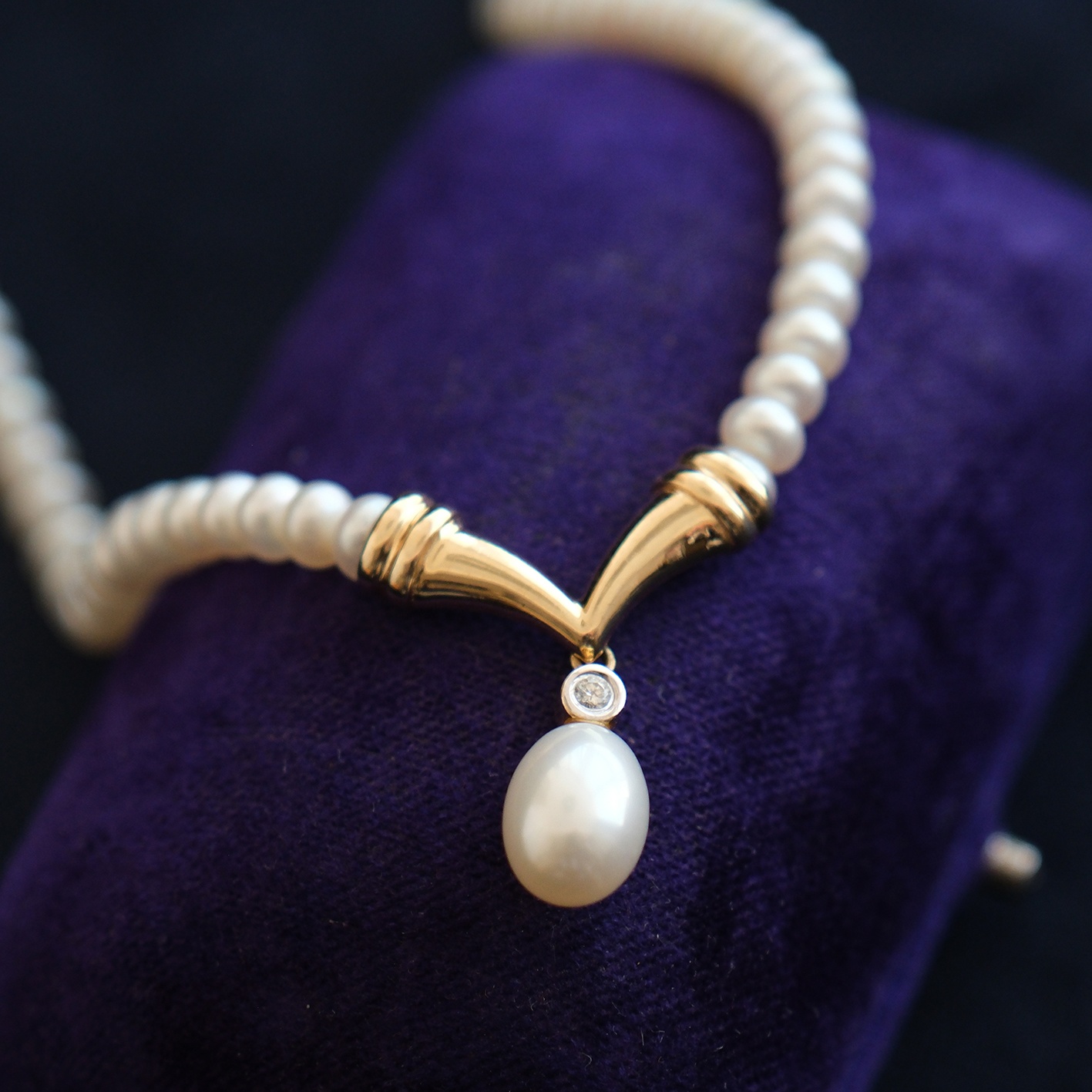 Kultivuotų perlų vėrinys puoštas auksu ir deimantu