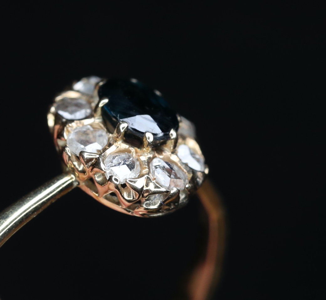 Geltono aukso žiedas su rožės šlifo deimantais ir safyru