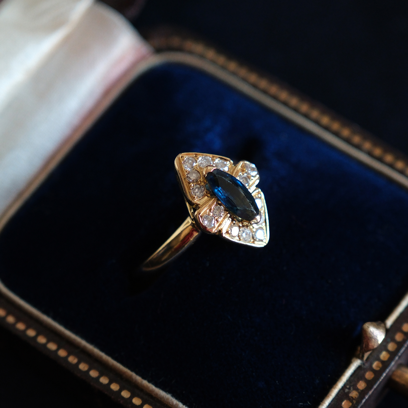Art Deco geltono aukso žiedas su safyru ir deimantais