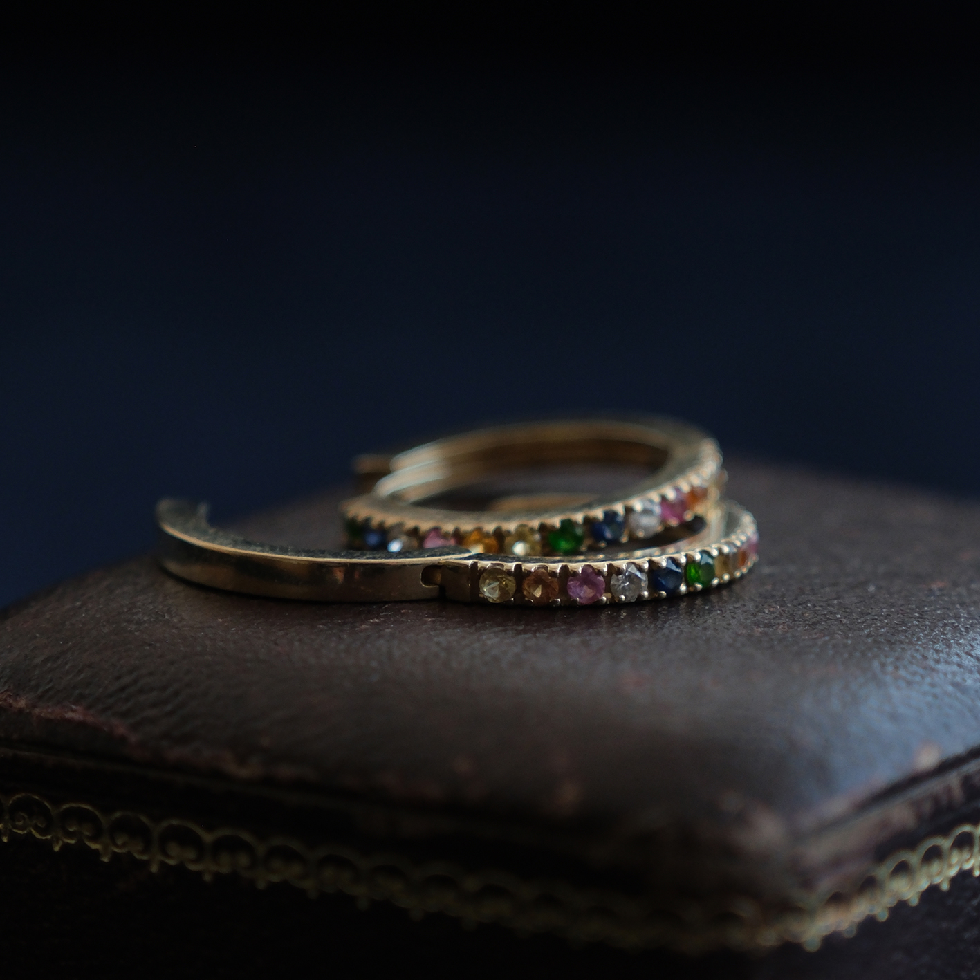 Geltono aukso auskarai su įvairiaspalviais brangakmeniais