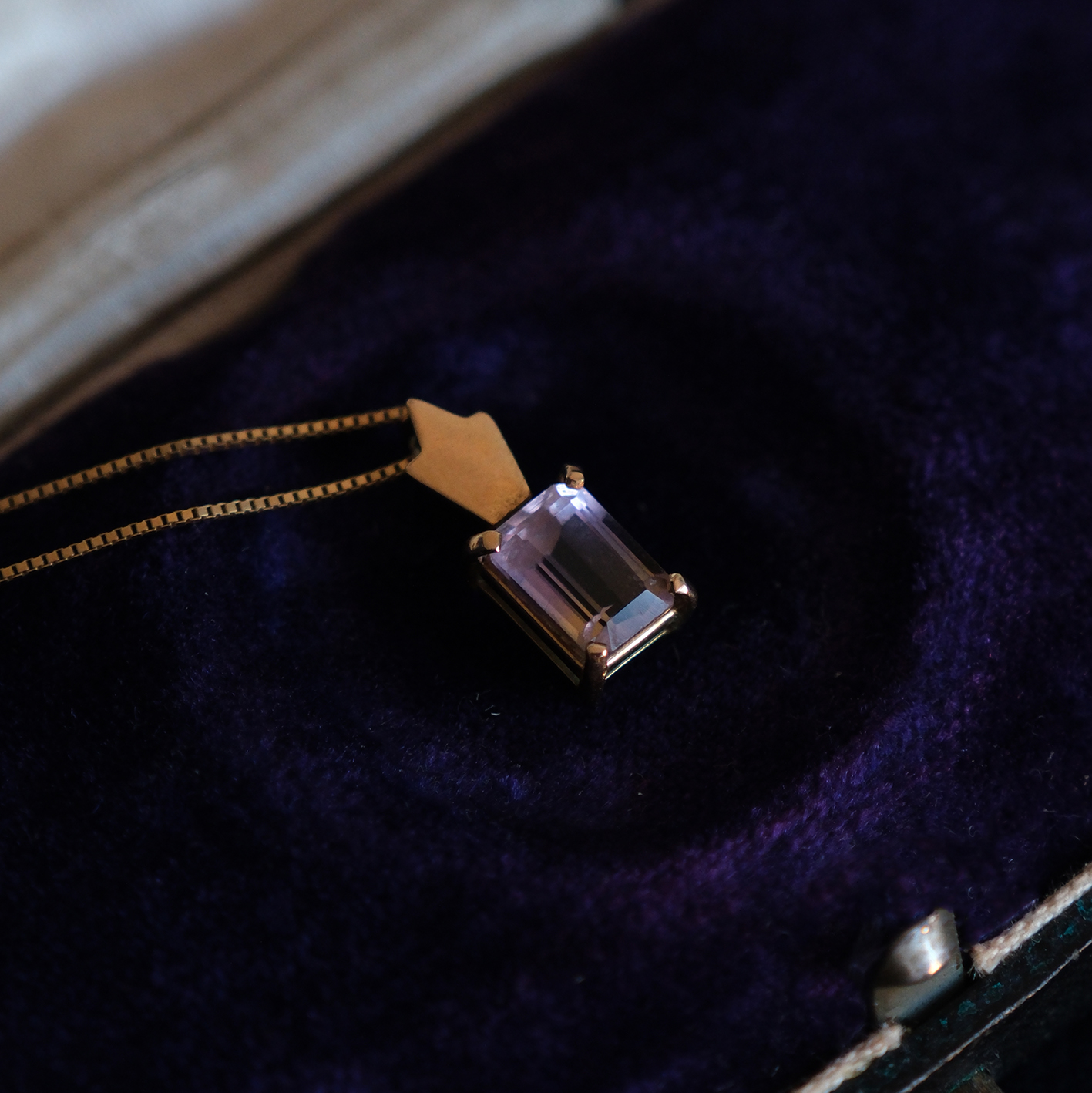 Geltono aukso pakabukas su ametrinu