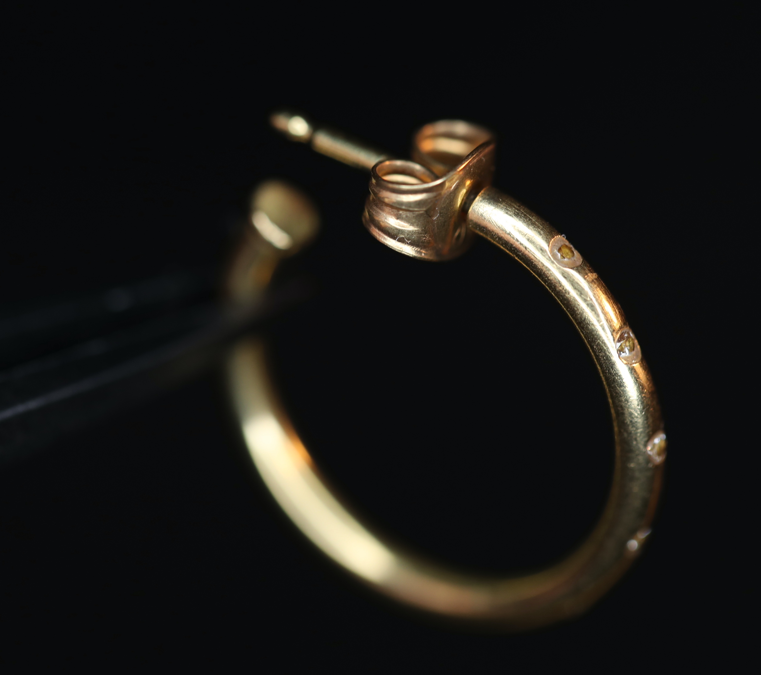 Auksiniai auskarai su deimantais