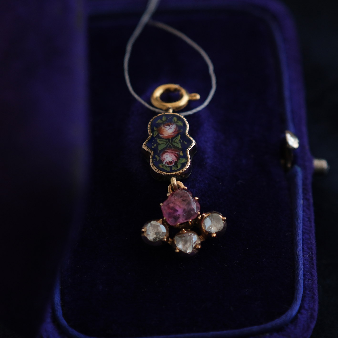 Rausvo aukso pakabukas su emale, rubino kabašonu bei rožės šlifo deimantais