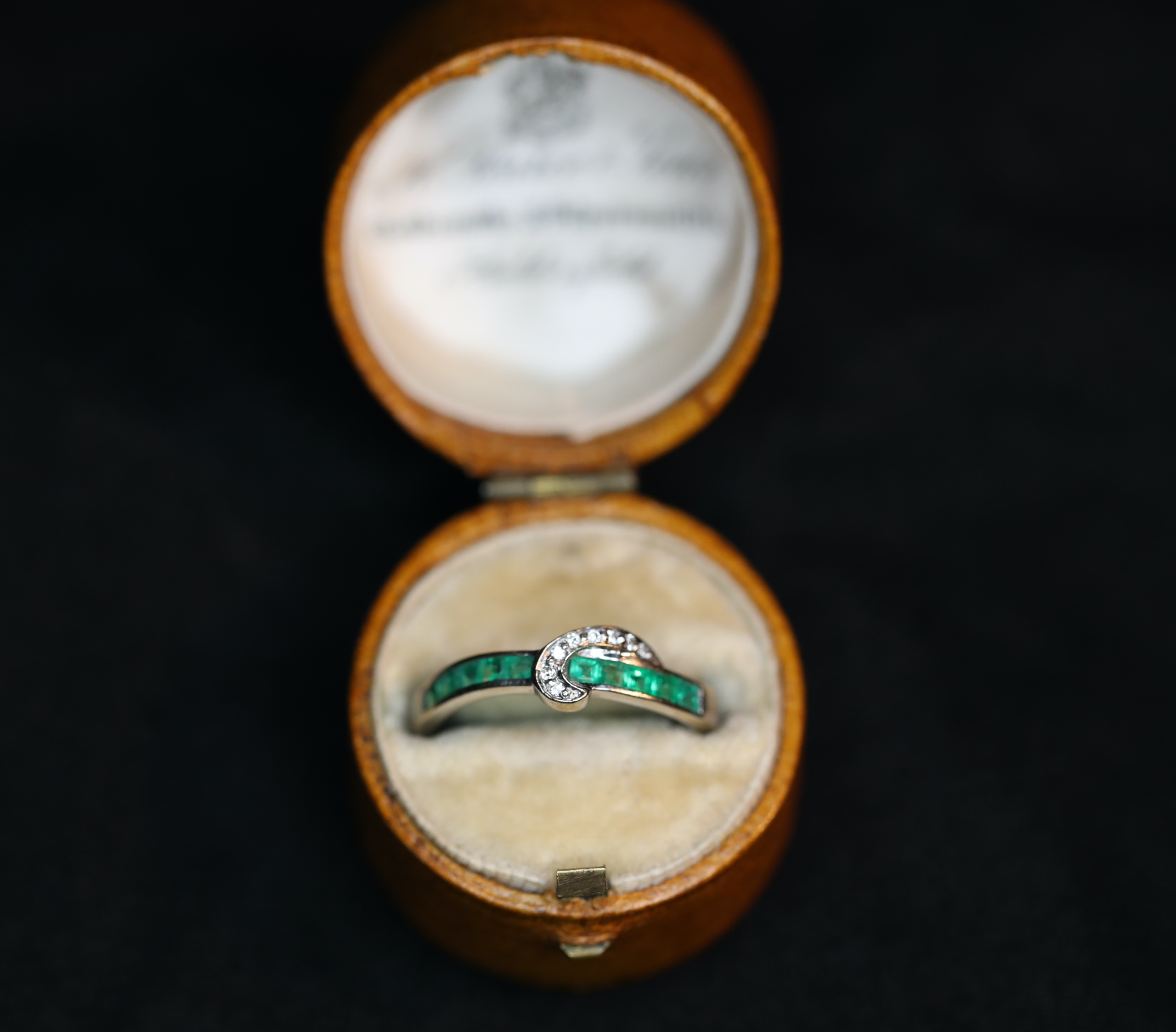 Balto aukso žiedas su smaragdais ir deimantais